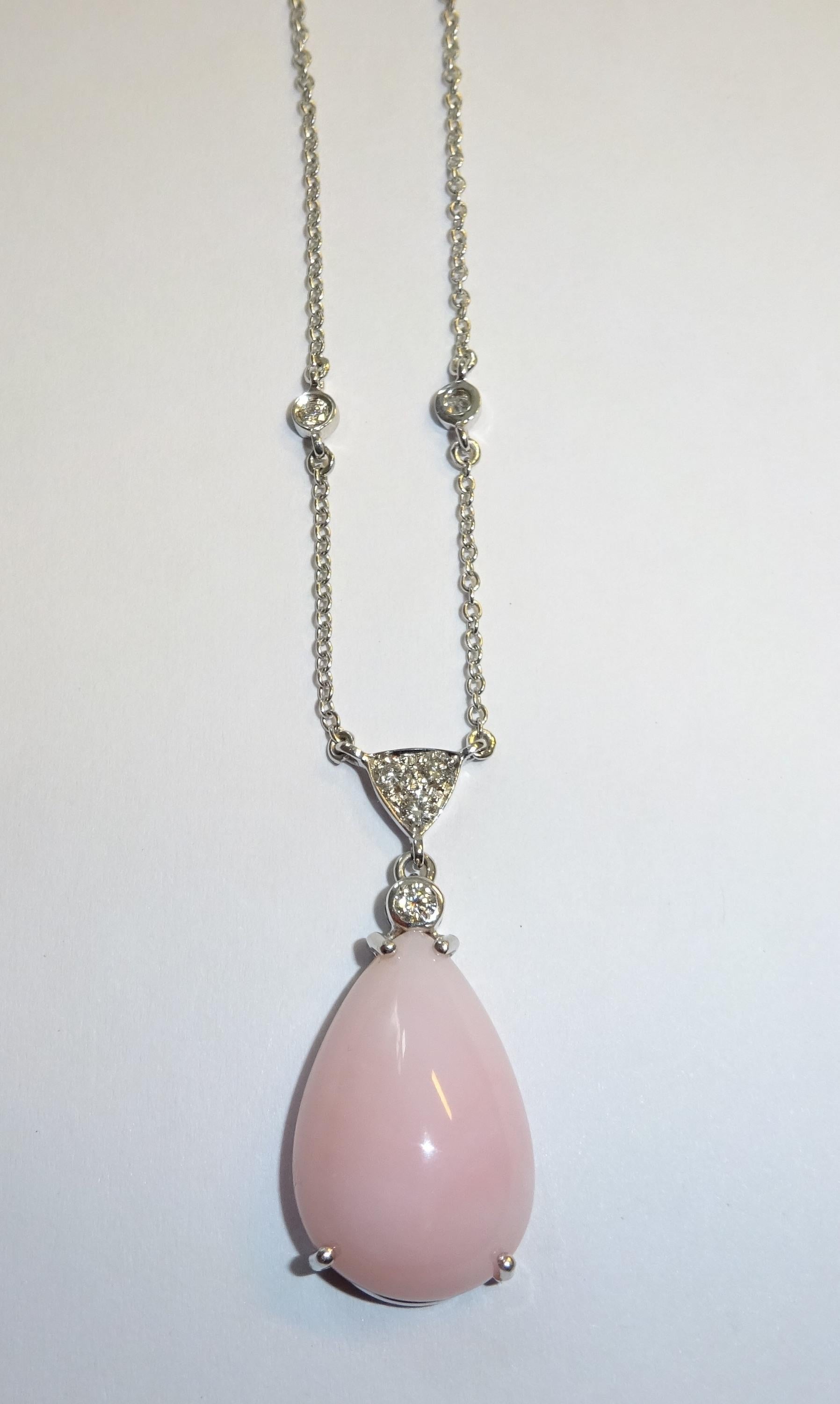 18 Karat White Gold Diamonds, Rose Opal Pendant Necklace In New Condition For Sale In Duesseldorf, DE