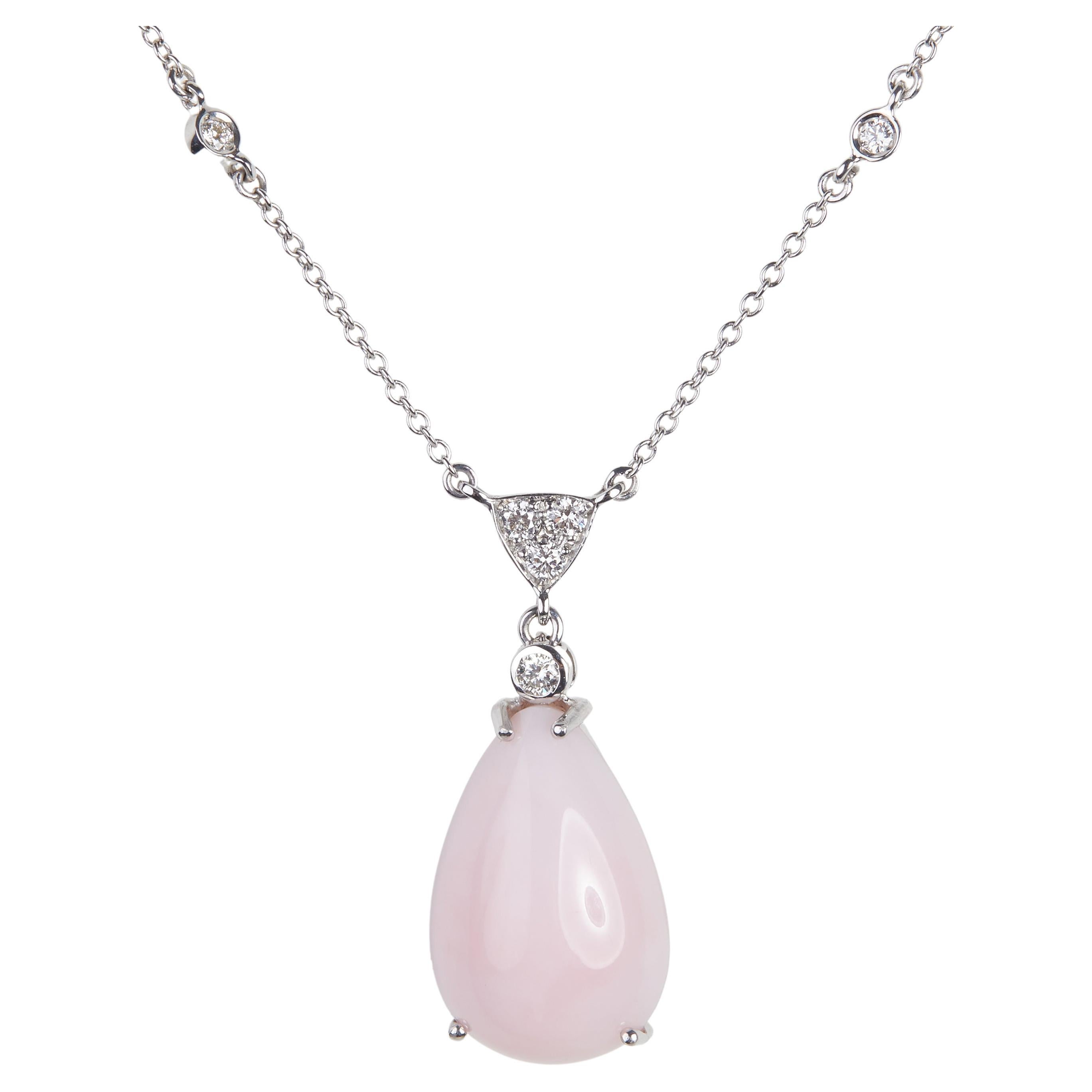 Collier à pendentif en or blanc 18 carats avec diamants et opale rose