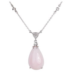 Collier à pendentif en or blanc 18 carats avec diamants et opale rose