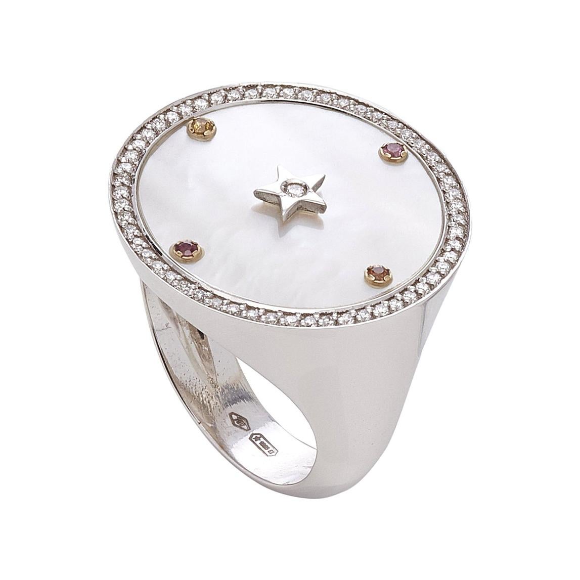 Bague chevalier en or blanc 18 carats avec diamants, saphirs et nacre blanche en vente