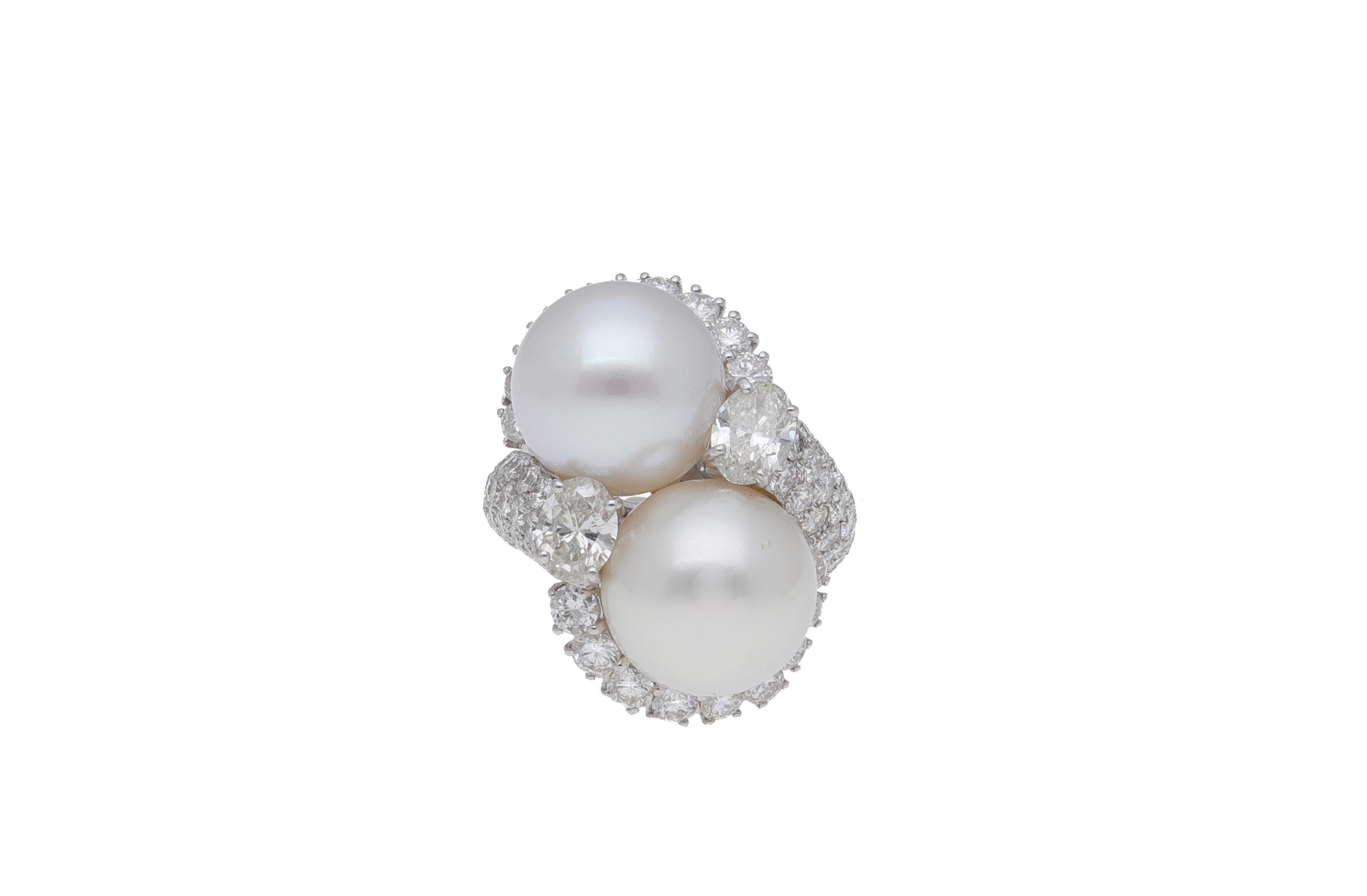 18 Karat White Gold Diamonds South Sea Pearls Toi Et Moi Cocktail Ring In New Condition For Sale In Rome, IT