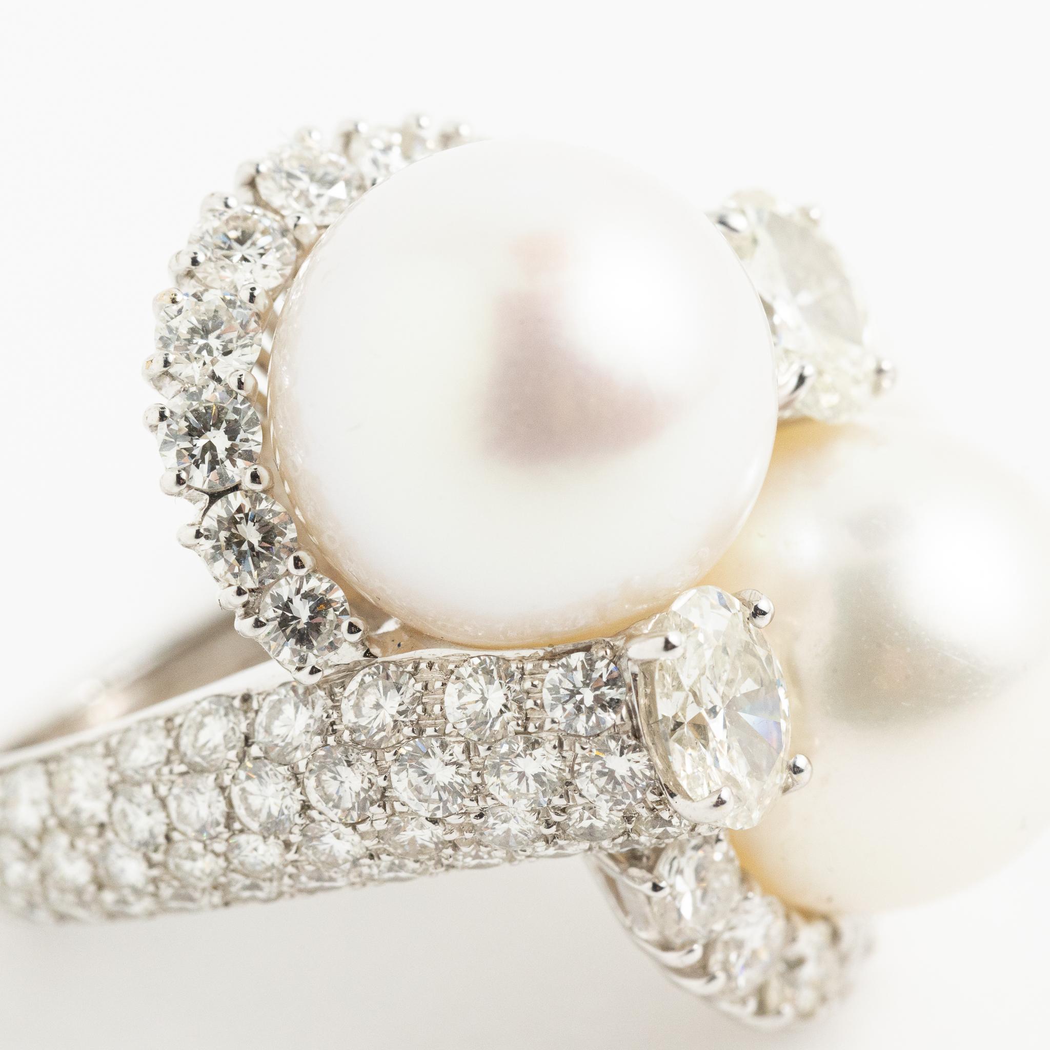 Round Cut 18 Karat White Gold Diamonds South Sea Pearls Toi Et Moi Cocktail Ring For Sale