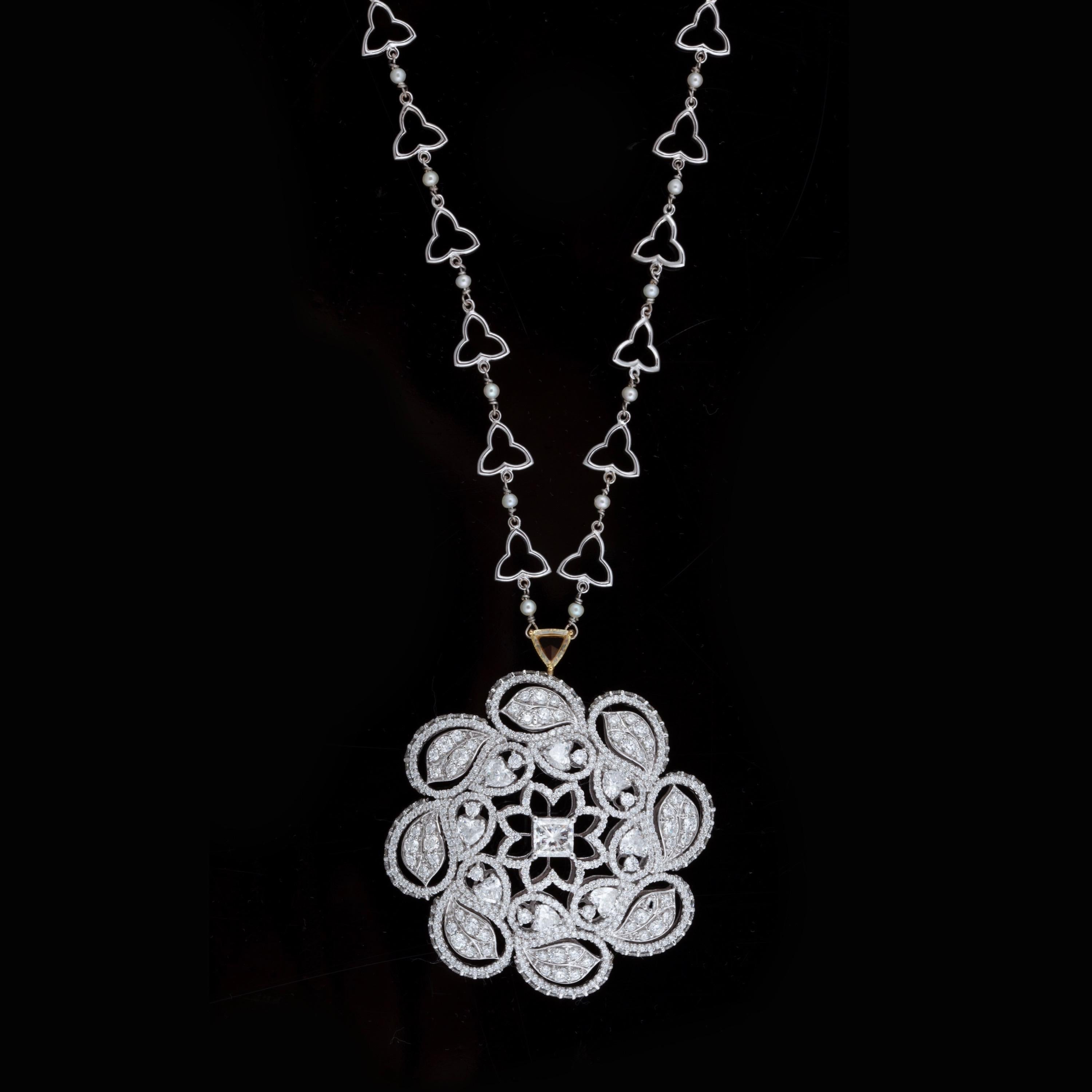 Contemporary 18 Karat White Gold Duomo Pendant with White Diamonds and Natural Pearls For Sale