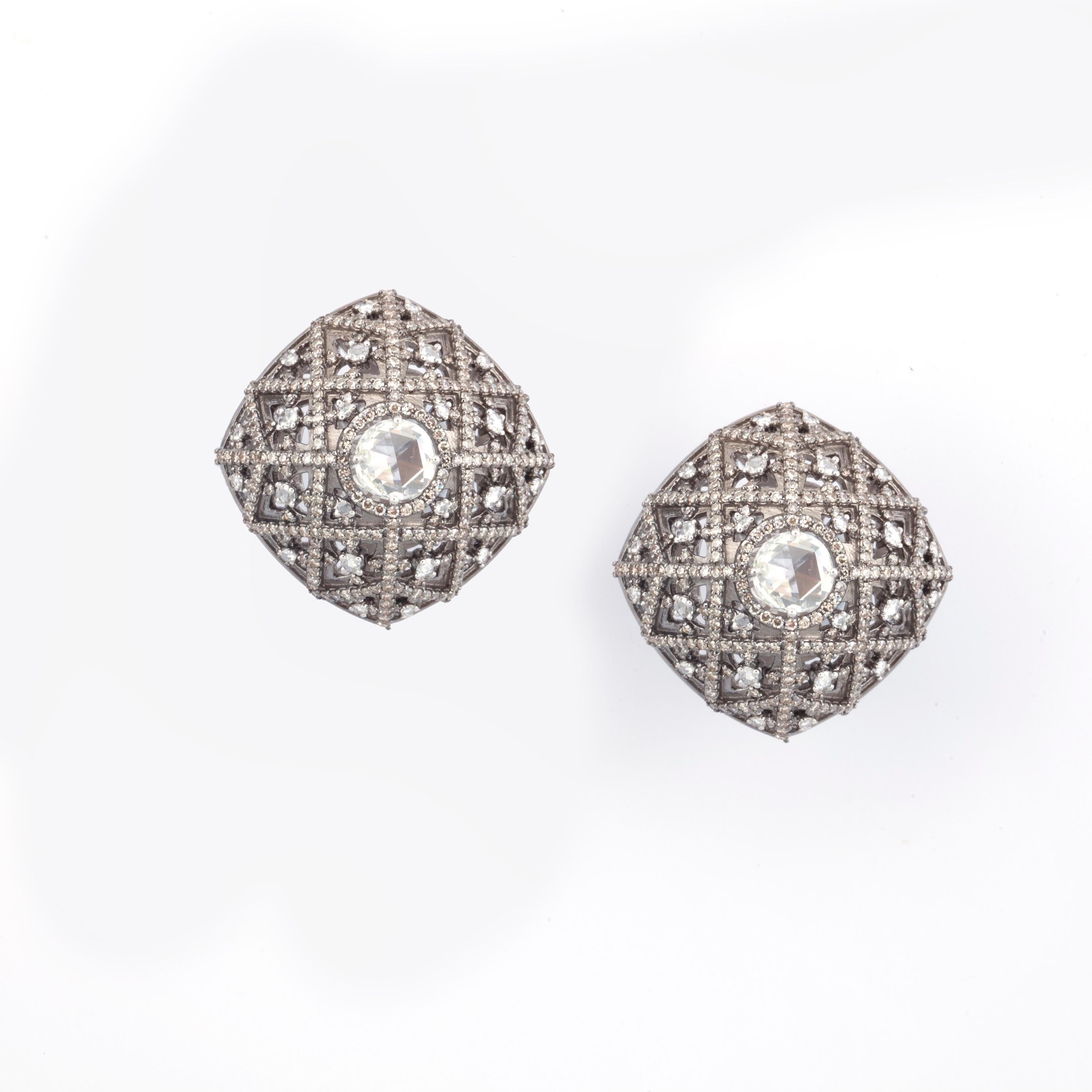 The Saint Andre’s Cathedral, Bordeaux (France) is the backdrop for this Gothic rose cut earrings in antique finish in 18K white gold. A different perspective to tell the story. 

Material: 18k gold 
Rose cut white diamonds: 48 pieces, 0.65 carats