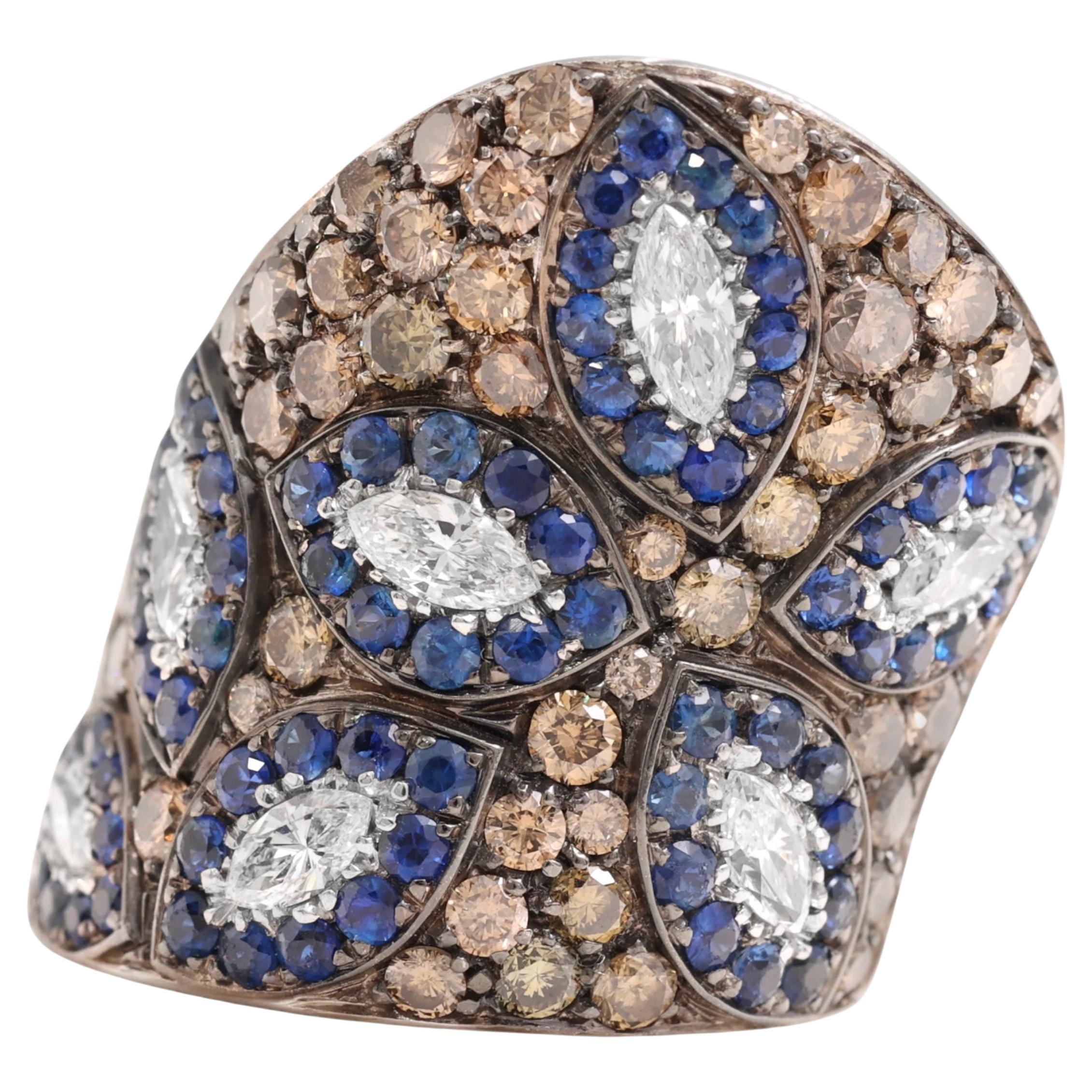 Anillo de oro blanco de 18 quilates en forma de cúpula con zafiro y diamantes blancos y marrones de 3,85 quilates