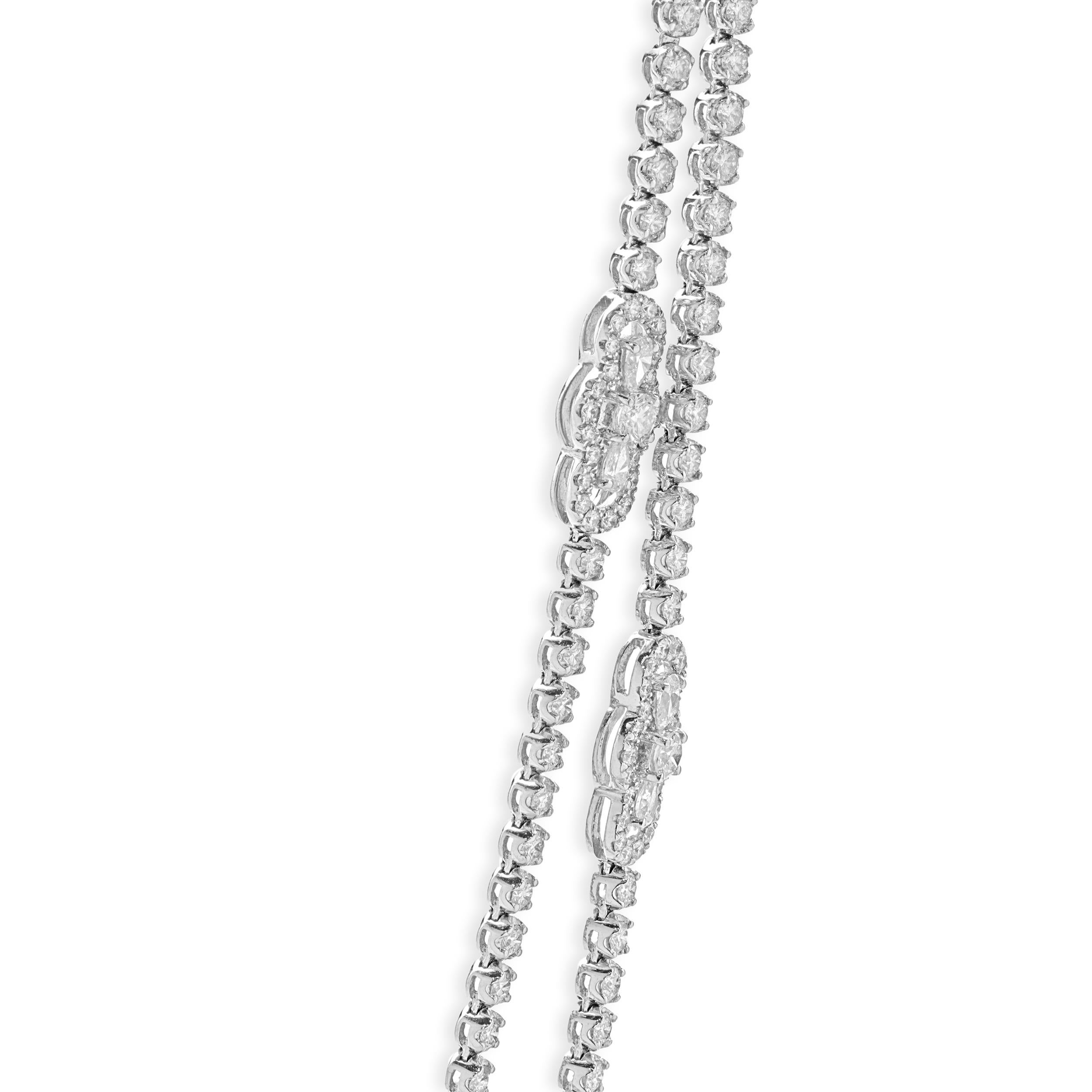 Designer: design personalizzato
Materiale: oro bianco 18 carati
Diamante: 609 tagli rotondi a brillante = 18,32cttw
Colore: G
Chiarezza: VS1-2
Diamanti: 28 taglio a pera = 2,61cttw
Colore: F/G
Chiarezza: VS1-2
Dimensioni: la collana misura 24