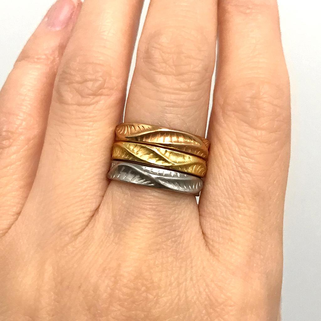 Im Angebot: 18 Karat Weißgold Ahorn-Muster-Ring von K.MITA - Kleine Größe () 4