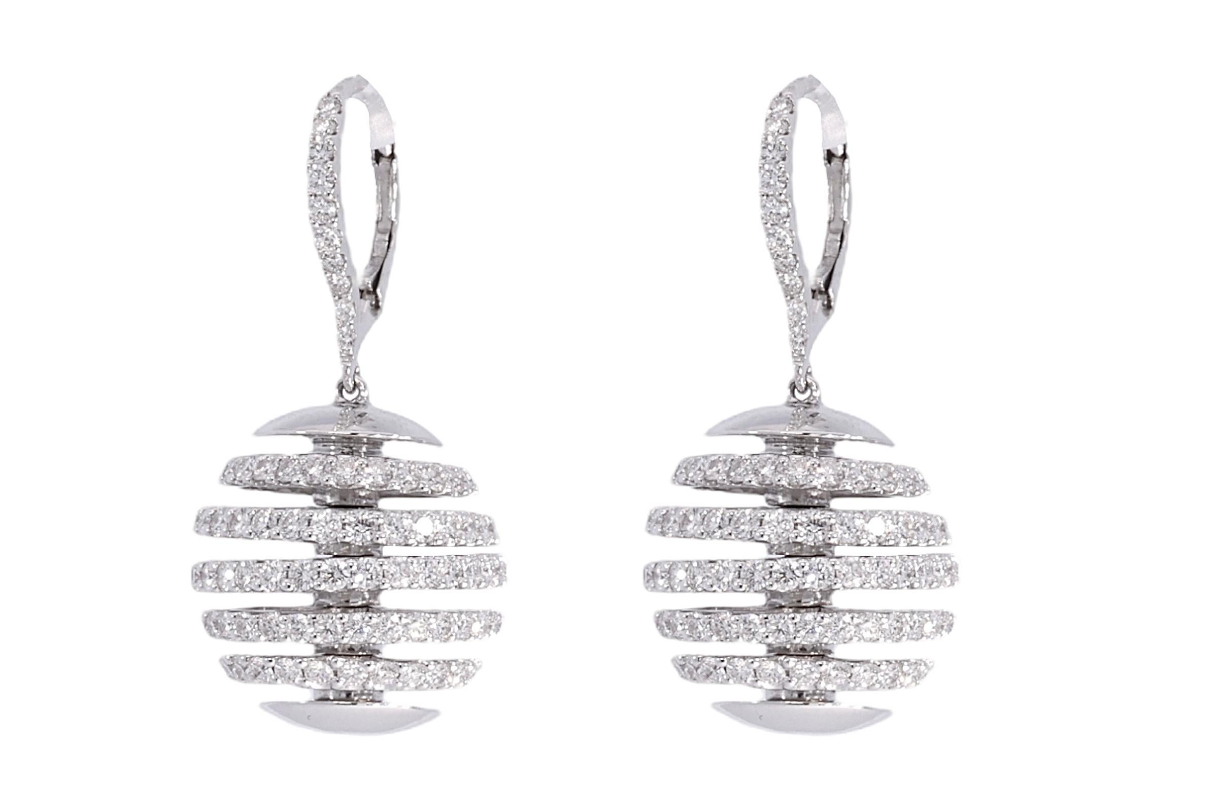 Artisan Boucles d'oreilles en or blanc 18 carats avec diamants taille brillant de 5,4 carats en vente
