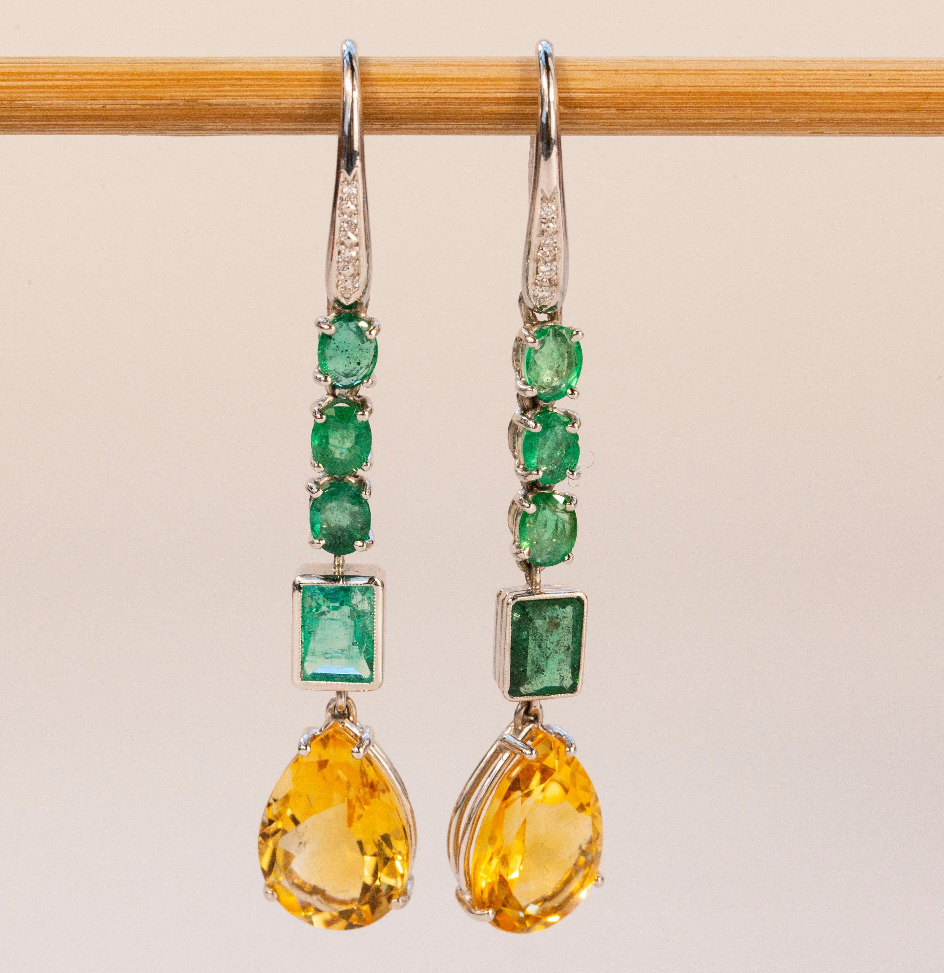 Ein Set bestehend aus zwei Ohrringen aus 18 Karat Weißgold, besetzt mit vier Smaragden, Citrin und Diamanten. In jedem Ohrring sind drei der vier Smaragde im Ovalschliff (ca. 0,4 Karat pro Stein) und der vierte Smaragd im rechteckigen