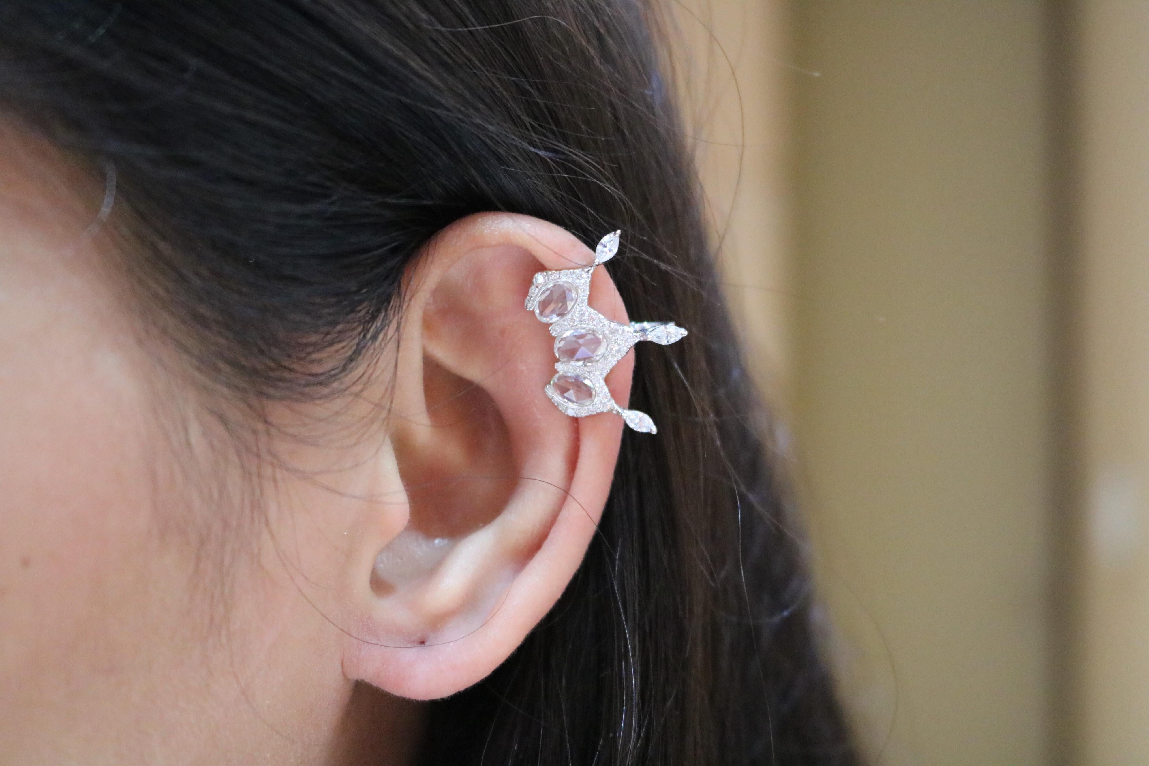 Approche contemporaine de la haute joaillerie, la boucle d'oreille Arabesuqe est magnifiquement réalisée à la main avec de l'or blanc 18k et des diamants blancs taille rose, inspirés des motifs arabesques et de l'architecture islamique.  Elles sont