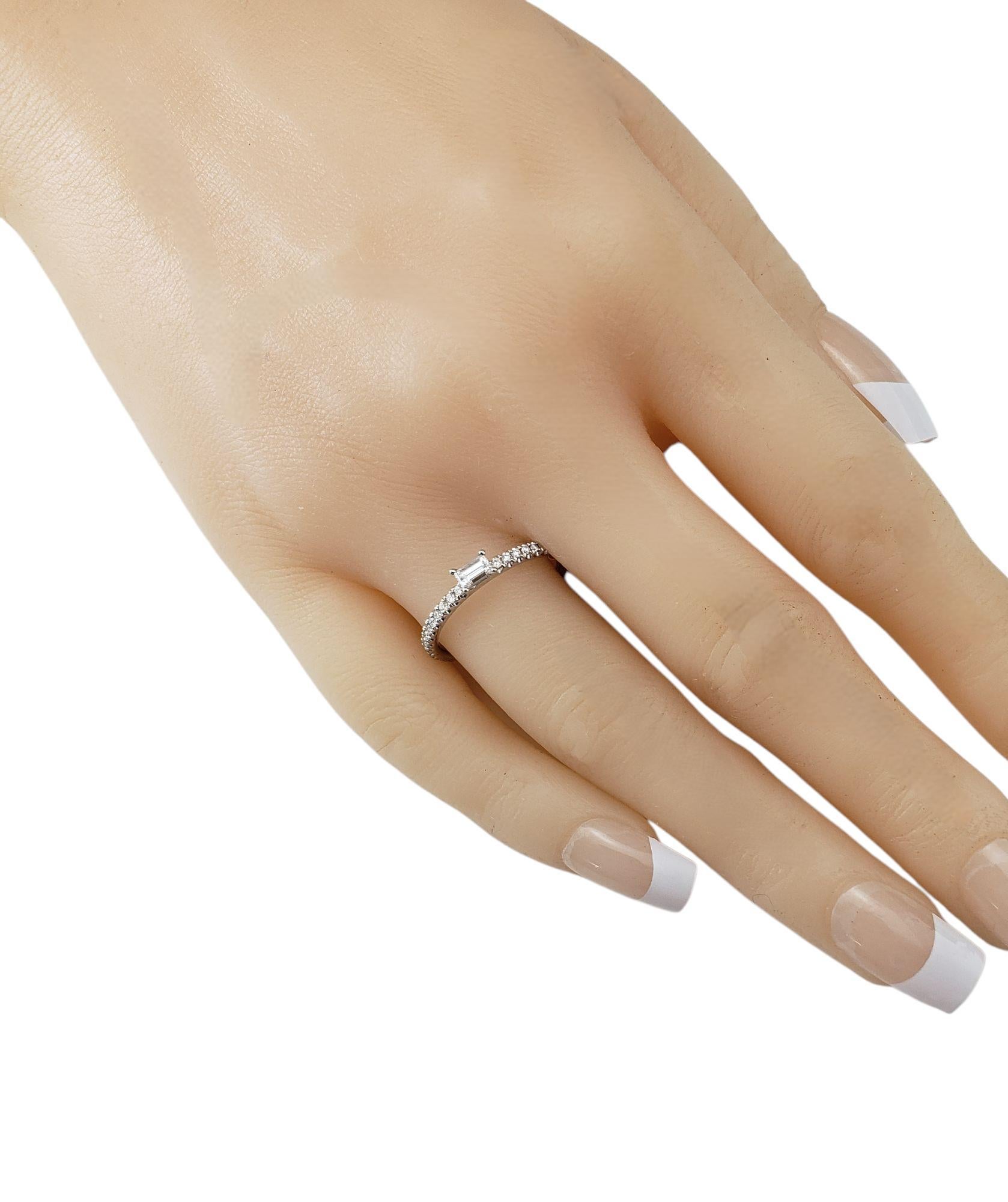 18 Karat Weißgold Ost-West Smaragd und Diamant Band Ring Größe 7,5

Dieses funkelnde Band ist mit einem Diamanten im Smaragdschliff (.10 ct.) und 28 runden Diamanten im Brillantschliff in 18 Karat Weißgold gefasst. 

Schaft: 2 mm.

Vorderseite des