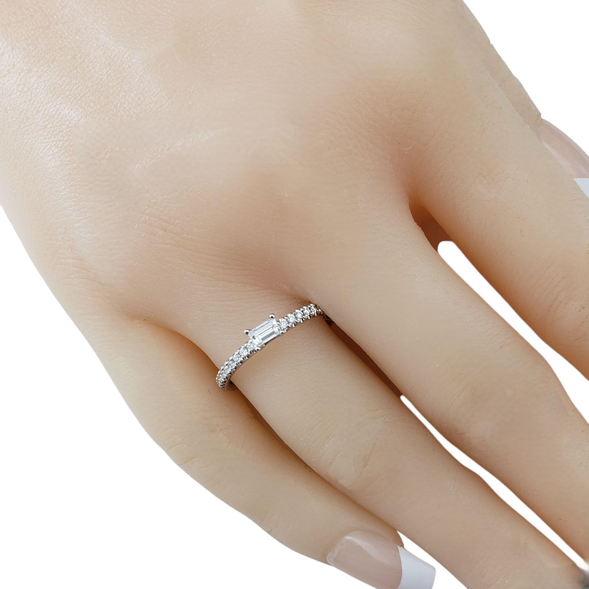18 Karat Weißgold Ost-West Smaragd-Diamant-Ring Größe 7,5 #21451 (Smaragdschliff) im Angebot