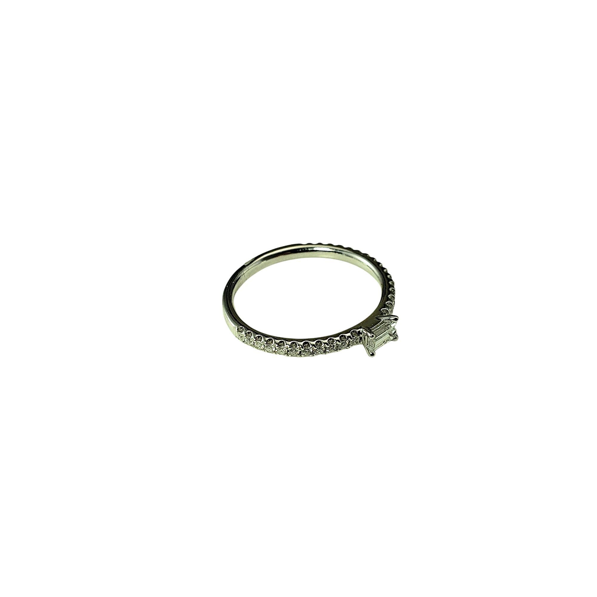 18 Karat Weißgold Ost-West Smaragd-Diamant-Ring Größe 7,5 #21451 im Angebot 2