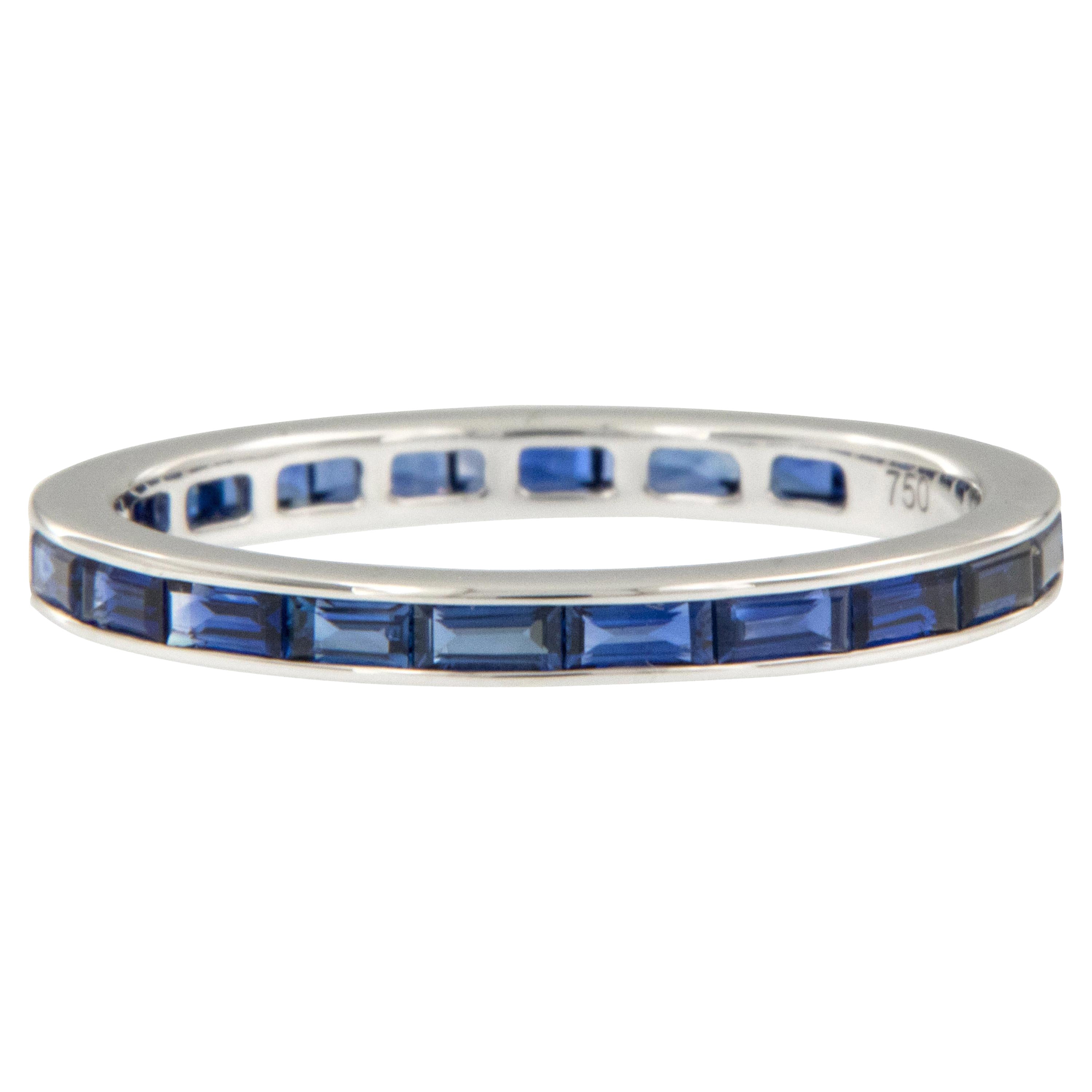 Anillo de oro blanco de 18 quilates con zafiro azul baguette estilo Este-Oeste