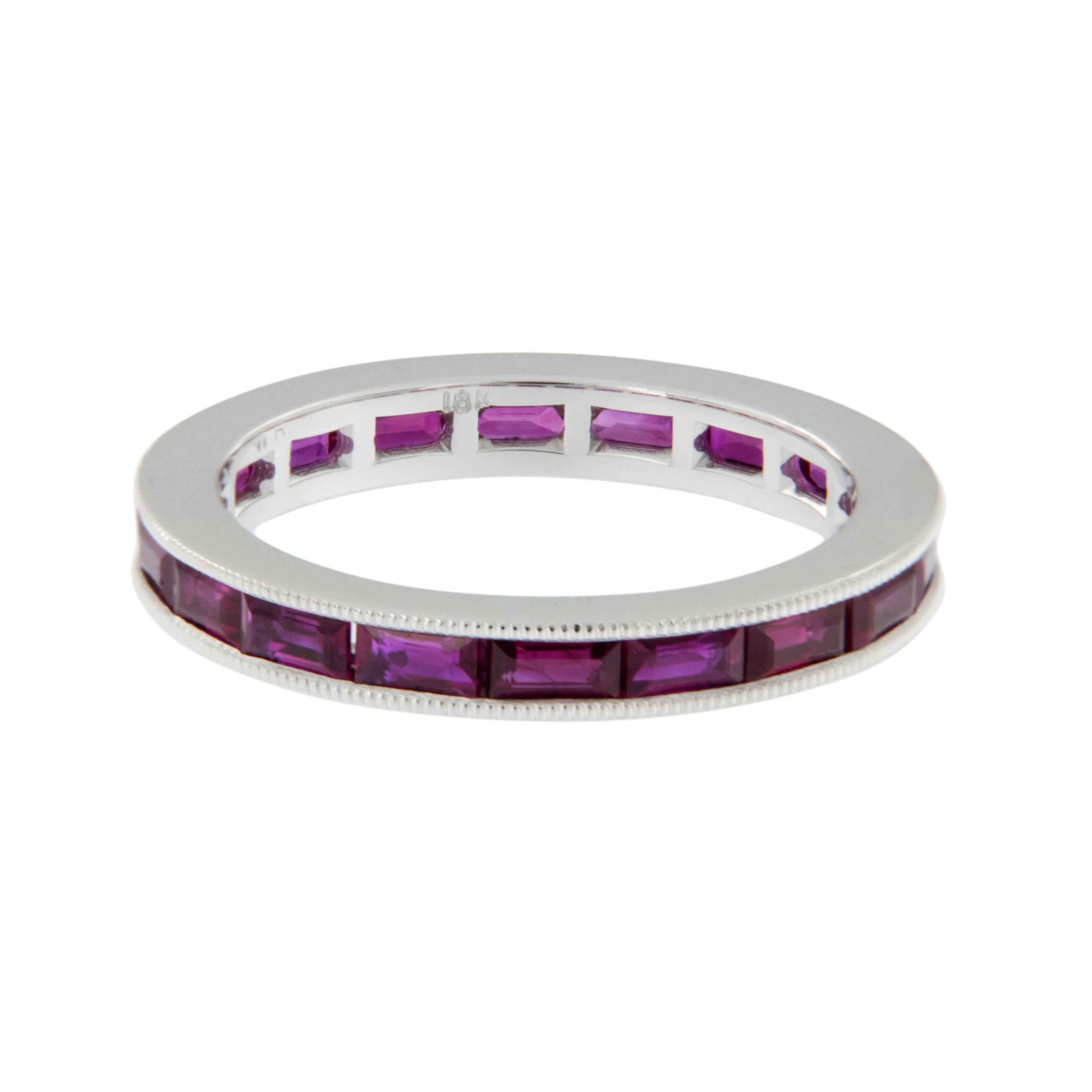 Sapientemente realizzata in oro bianco 18 carati, questa intramontabile fascia eternity con rubino taglio baguette è un'aggiunta perfetta a un anello di fidanzamento esistente, da indossare da sola e fantastica anche impilata! 18 rubini di qualità