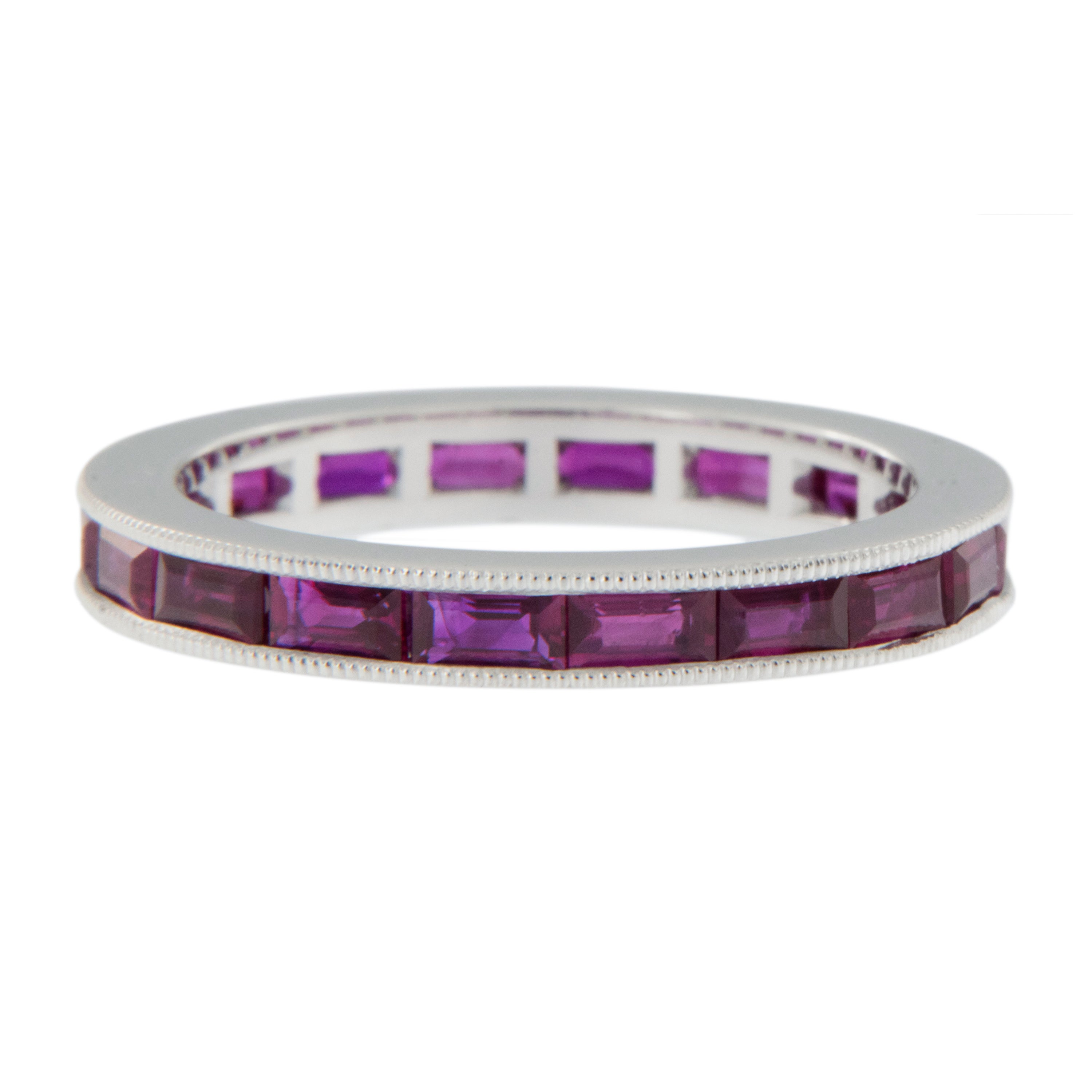 Anillo eterno de oro blanco de 18 quilates estilo este-oeste con rubí baguette