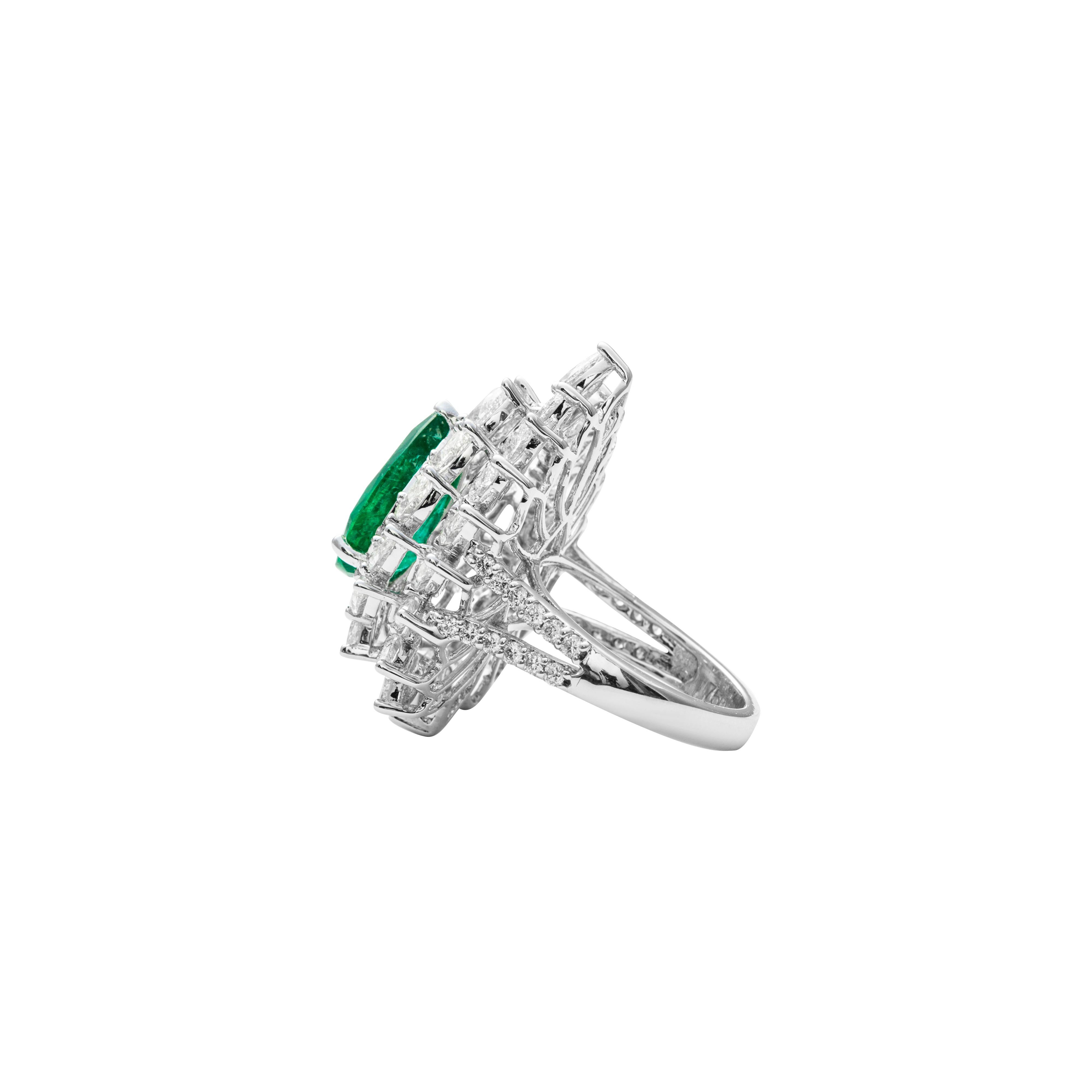 Contemporary 18 Karat White Gold Emerald and Diamond Cocktail Ring For Sale