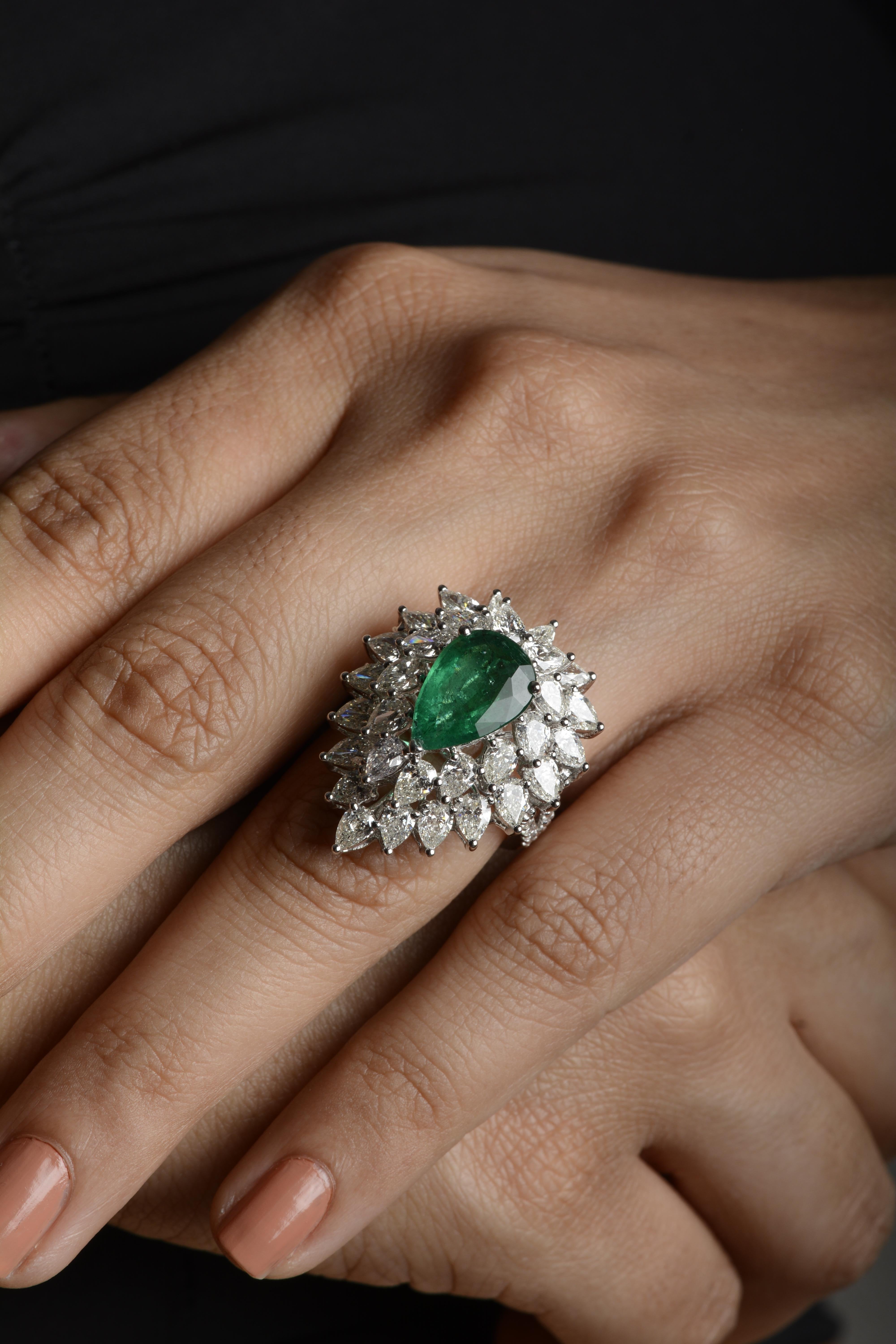 18 Karat White Gold Emerald and Diamond Cocktail Ring In New Condition For Sale In Mumbai, IN