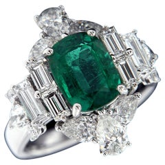 18 Karat White Gold, Emerald, and Diamond Exquisite Ring