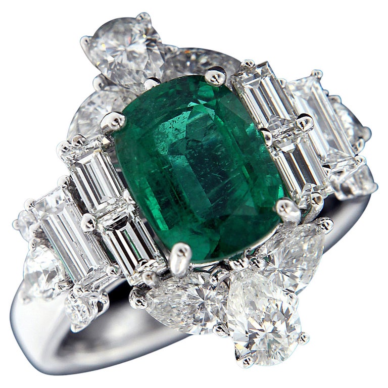 18 Karat White Gold, Emerald, and Diamond Exquisite Ring For Sale at ...