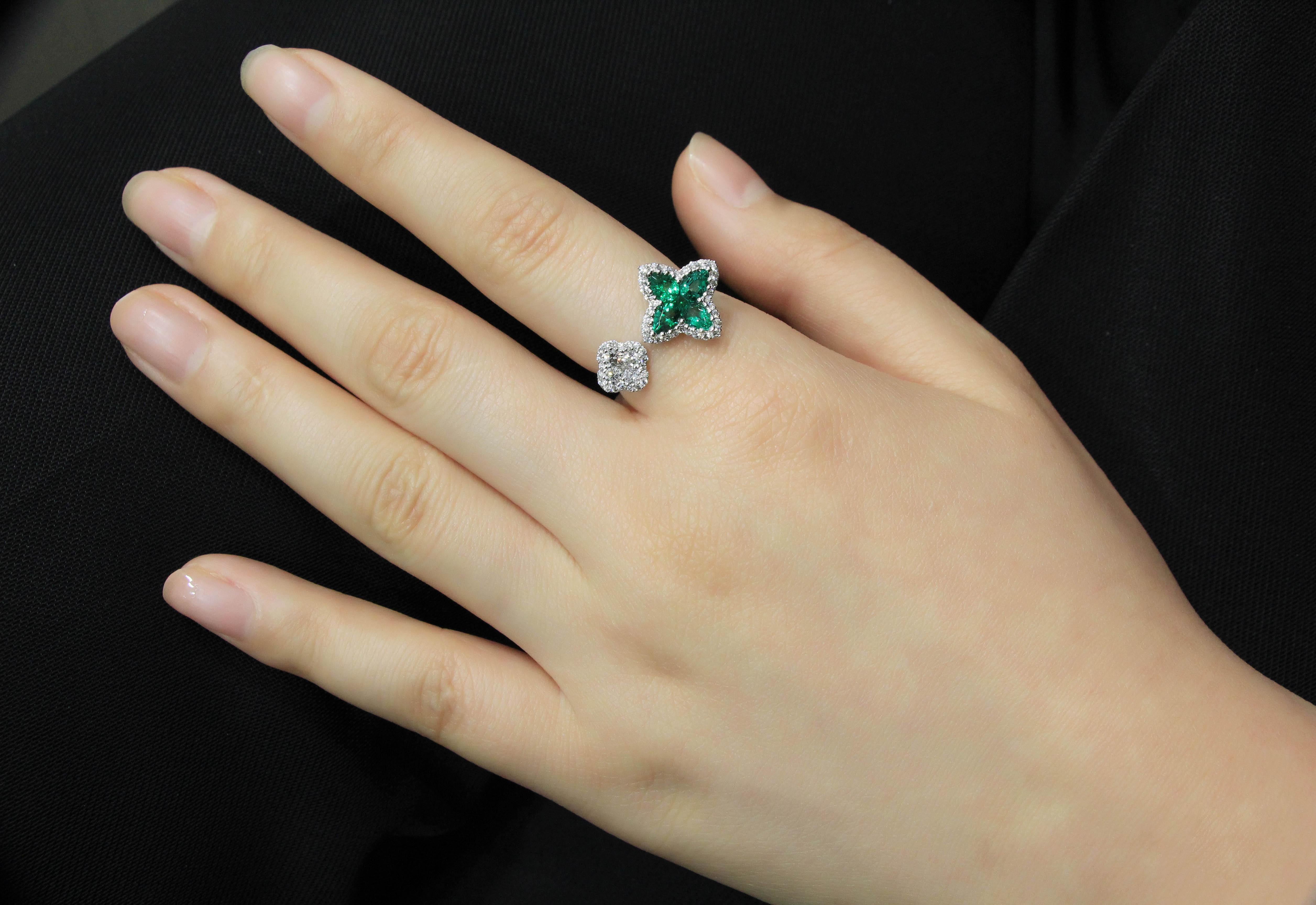 18 Karat White Gold Emerald and Diamond Flower Ring In New Condition For Sale In Macau, MO