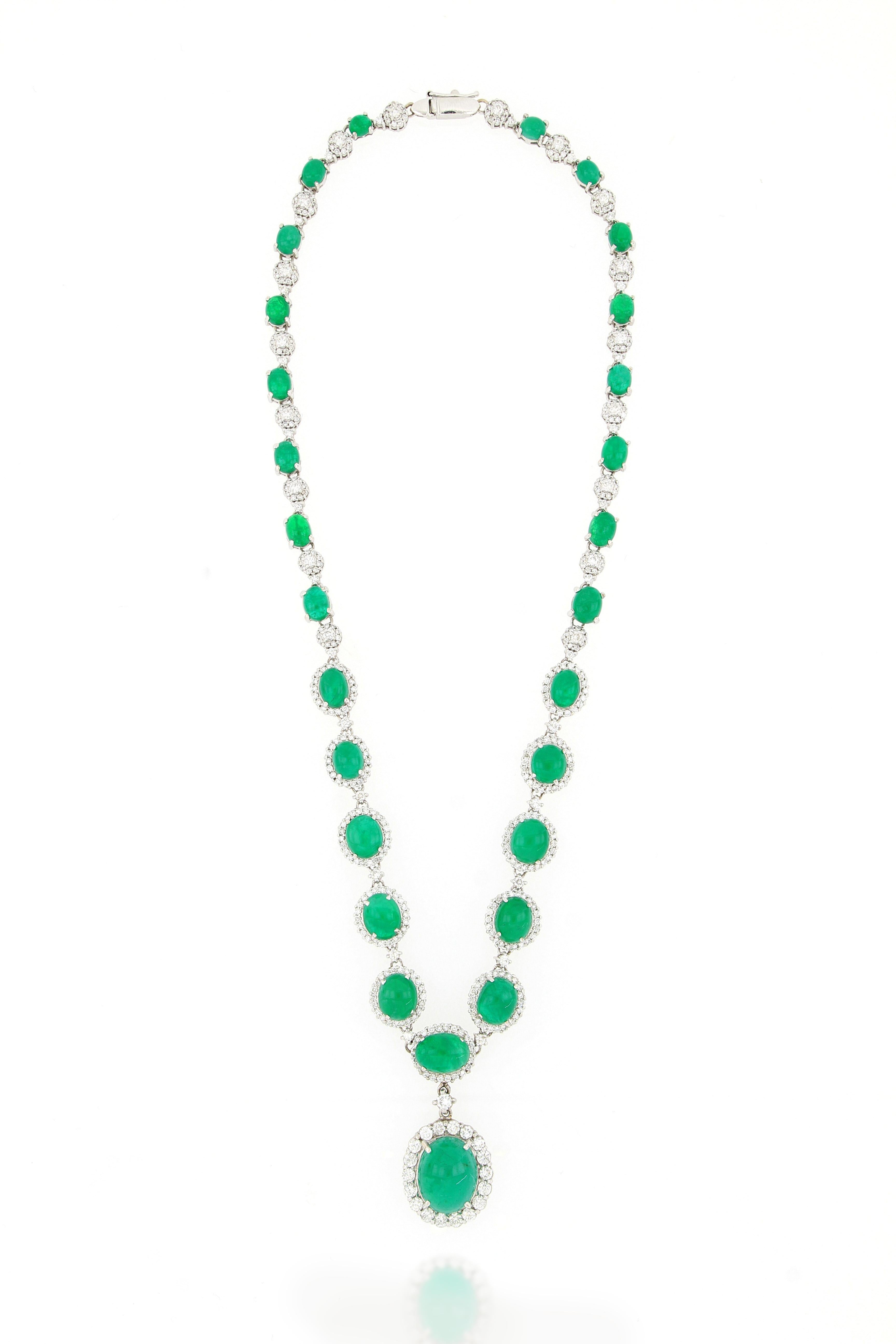 18 Karat Weißgold Smaragd- und Diamant-Halskette (Smaragdschliff) im Angebot