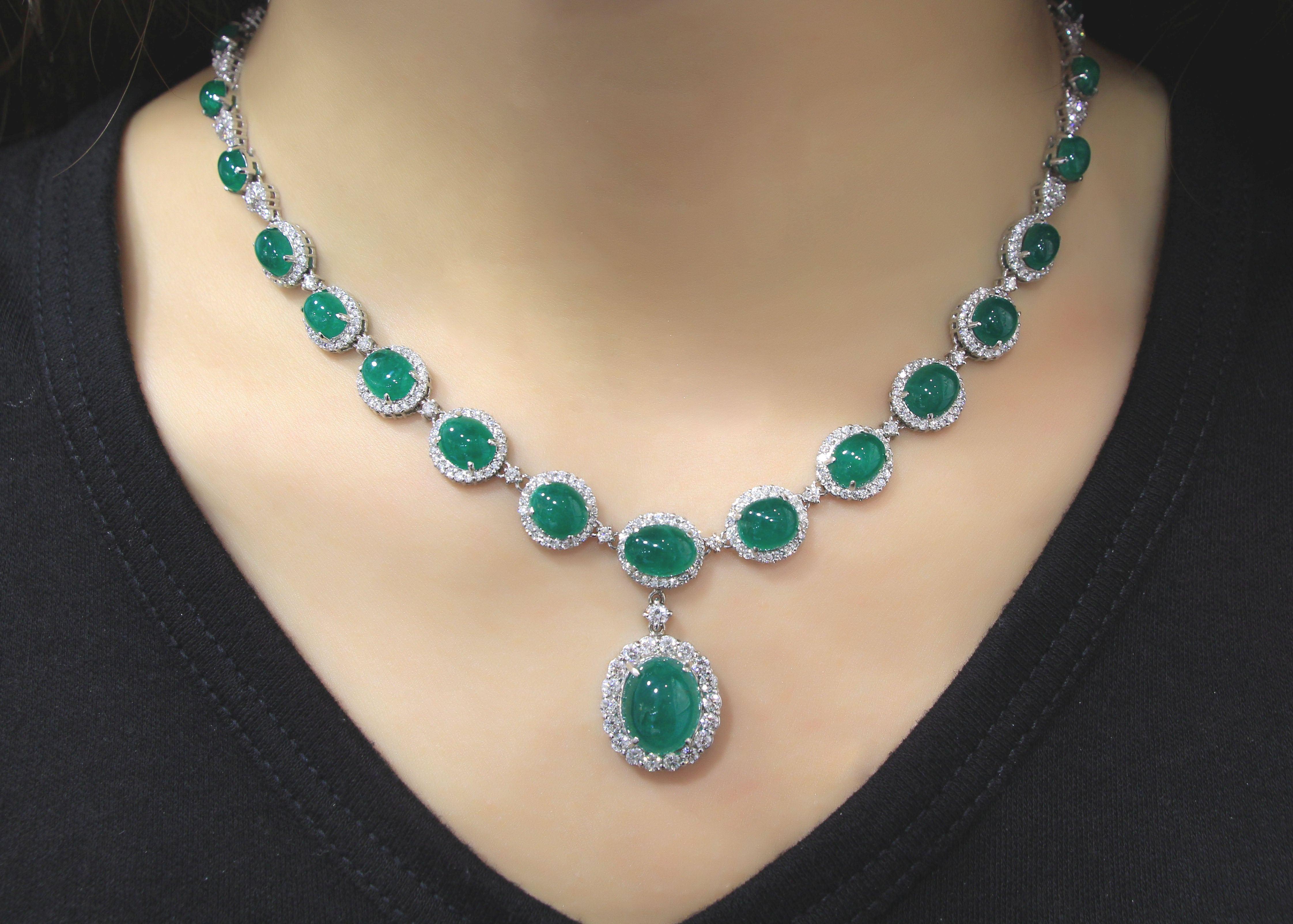 18 Karat Weißgold Smaragd- und Diamant-Halskette Damen im Angebot
