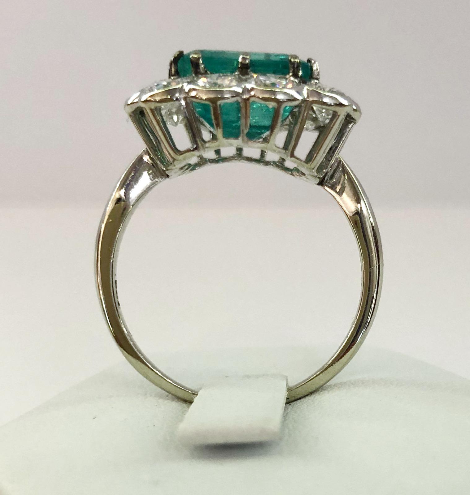 Vintage 18 karat white gold daisy ring with a central emerald of 3.5 karats and brilliant diamonds for a total of 1.5 karats, Italy 1960-1970s
Ring size US 8.5