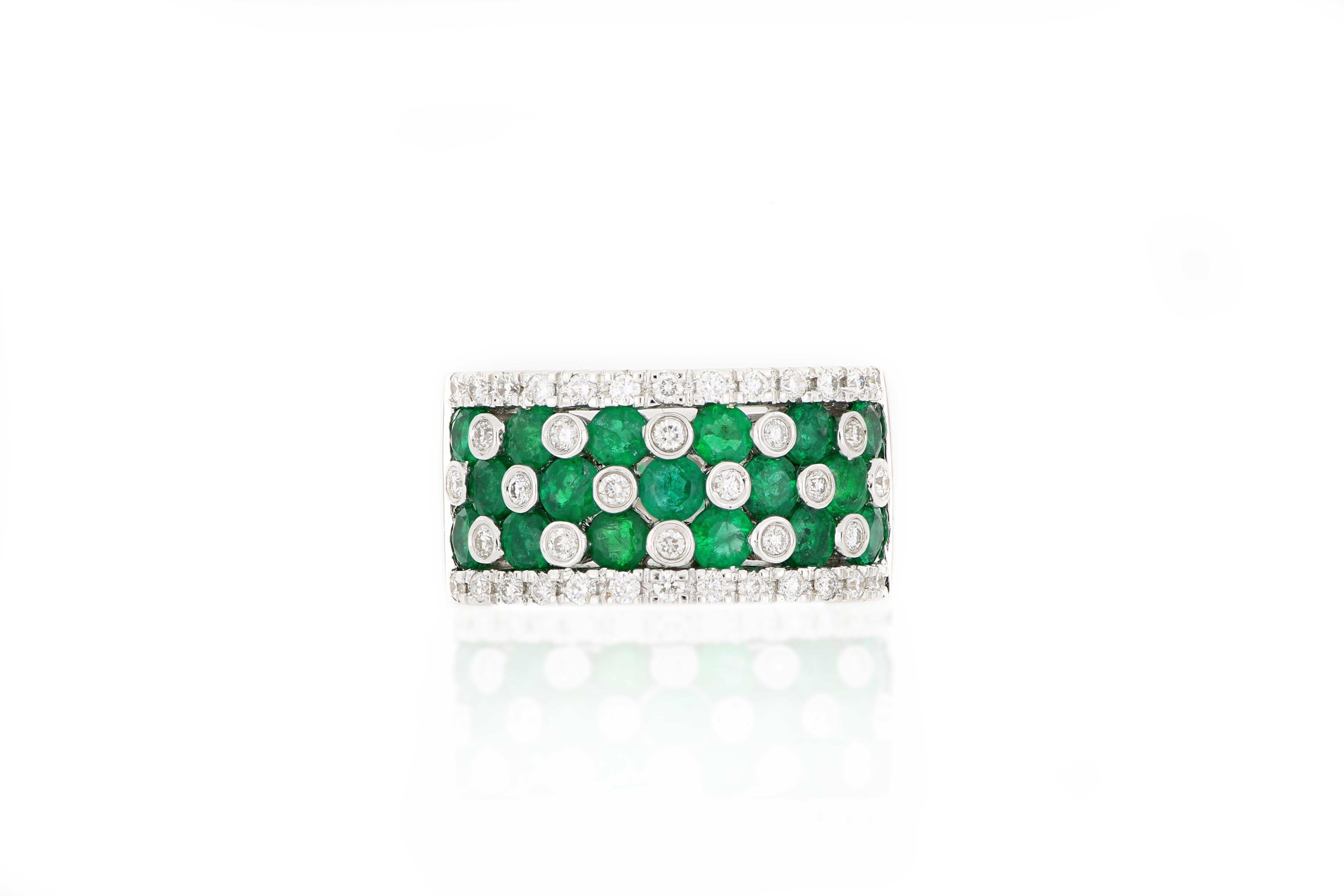 Contemporary 18 Karat White Gold Emerald and Diamond Ring For Sale