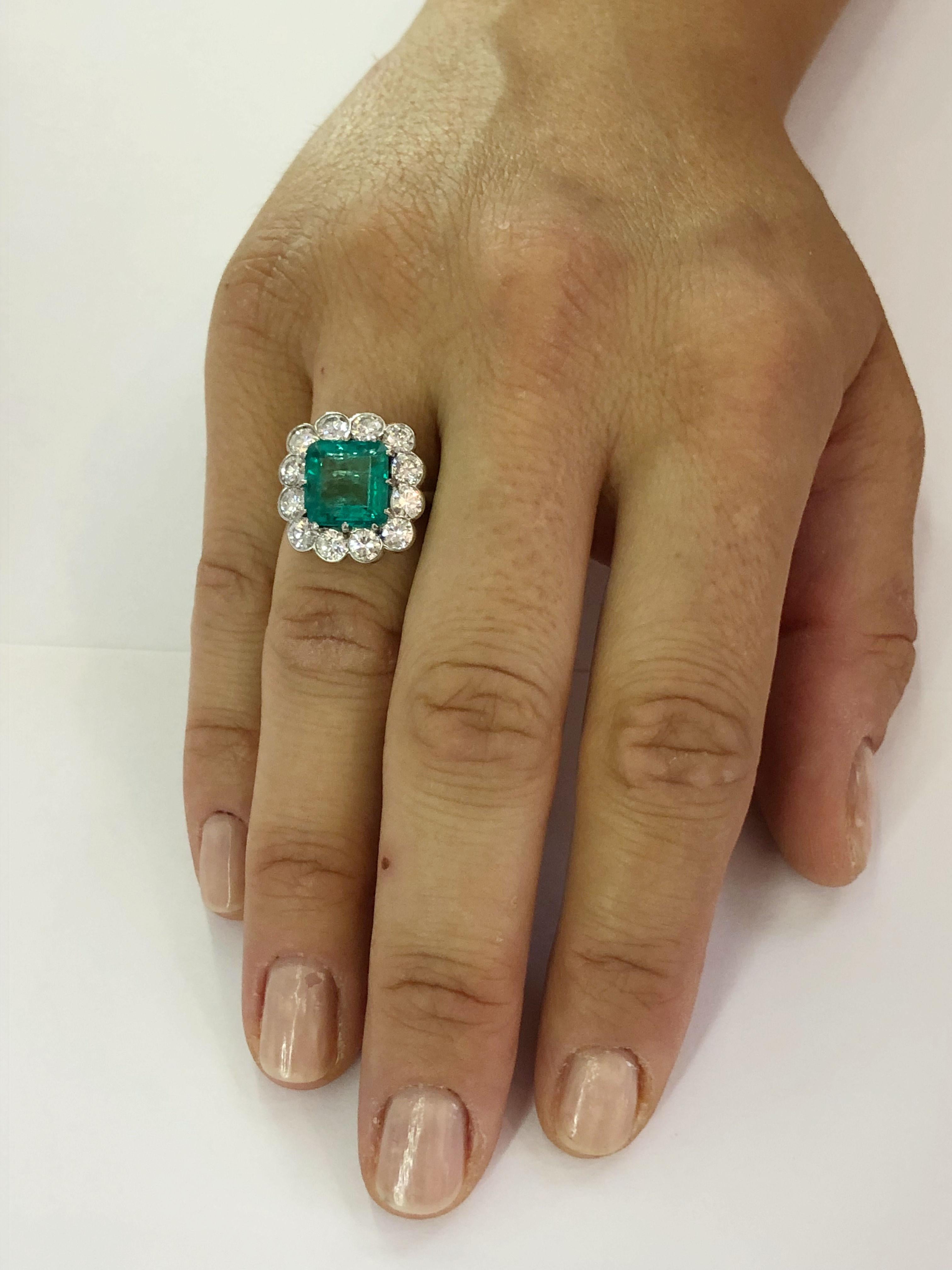 18 Karat White Gold Emerald and Diamond Ring In Good Condition For Sale In Palm Springs, CA