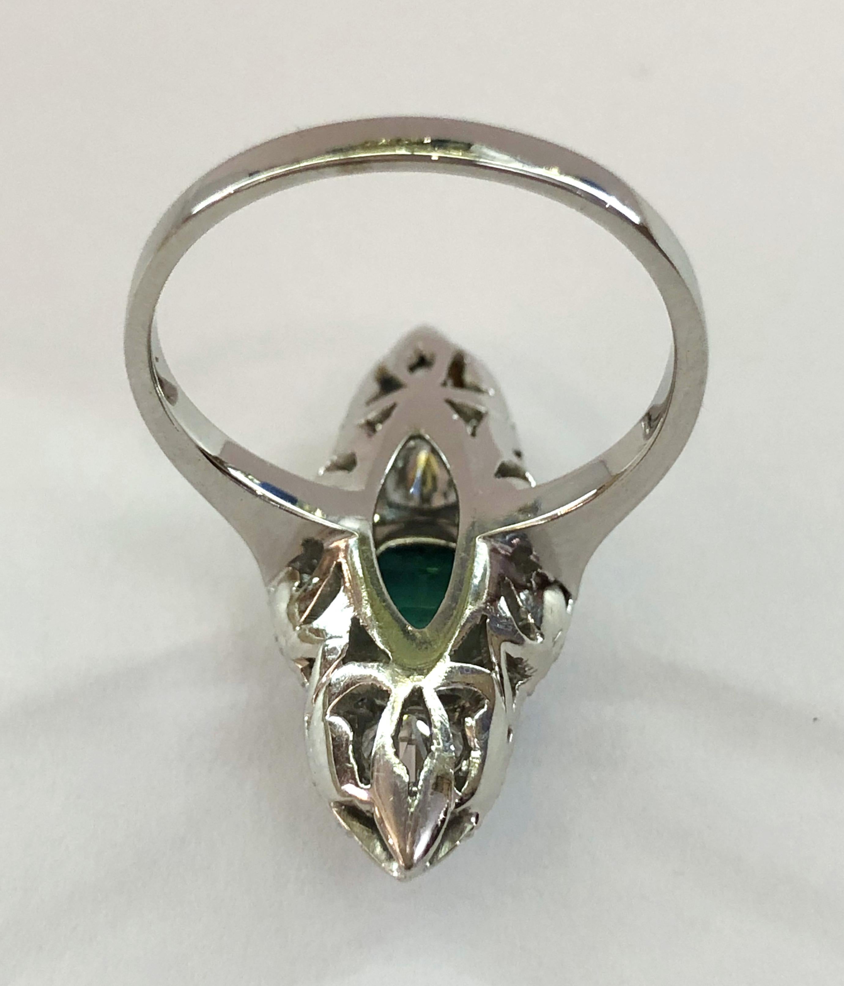 18 Karat White Gold Emerald and Diamond Ring In Good Condition For Sale In Palm Springs, CA