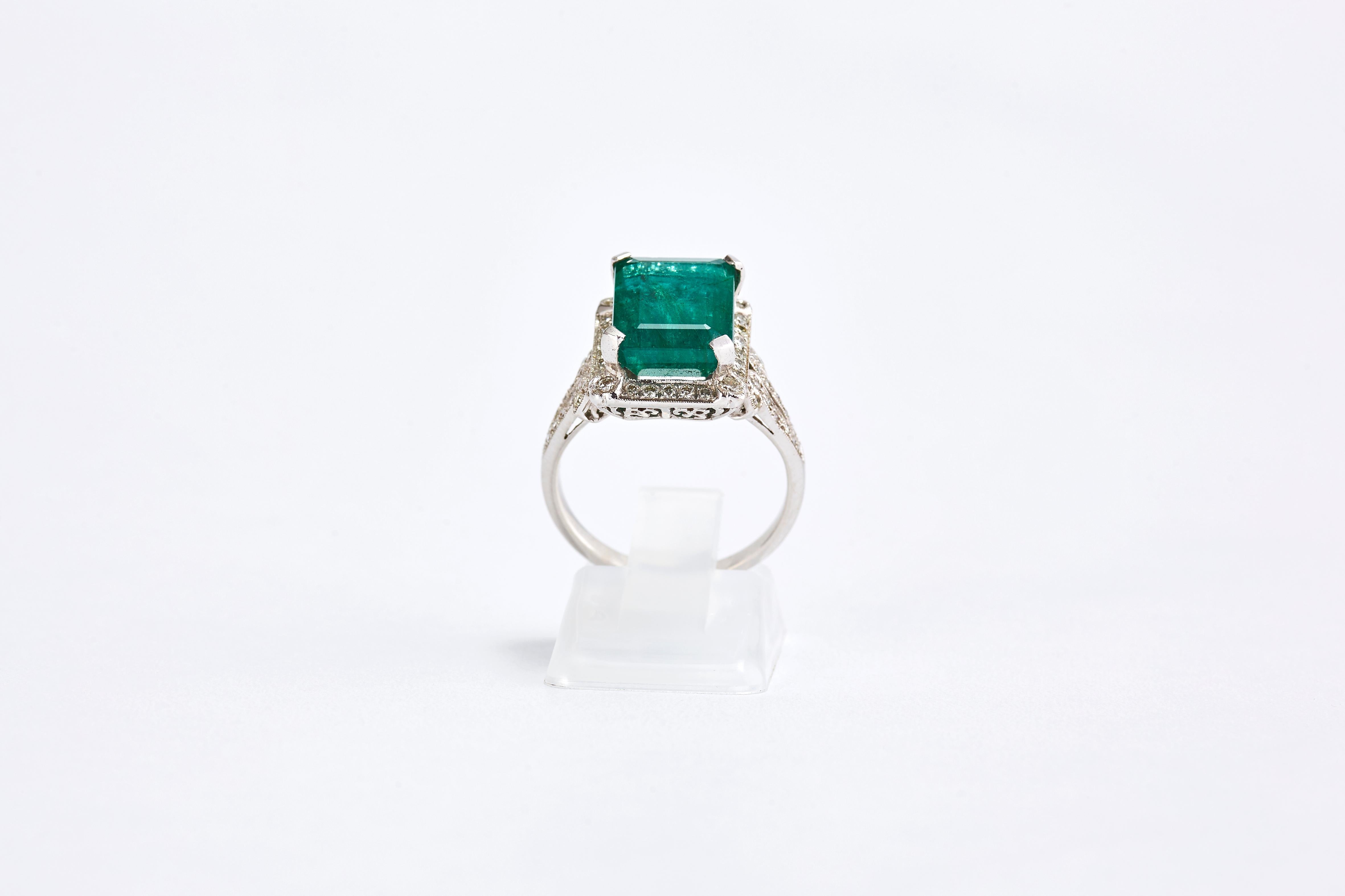 18 Karat White Gold Emerald and Diamond Ring In Excellent Condition For Sale In Tel Aviv, IL