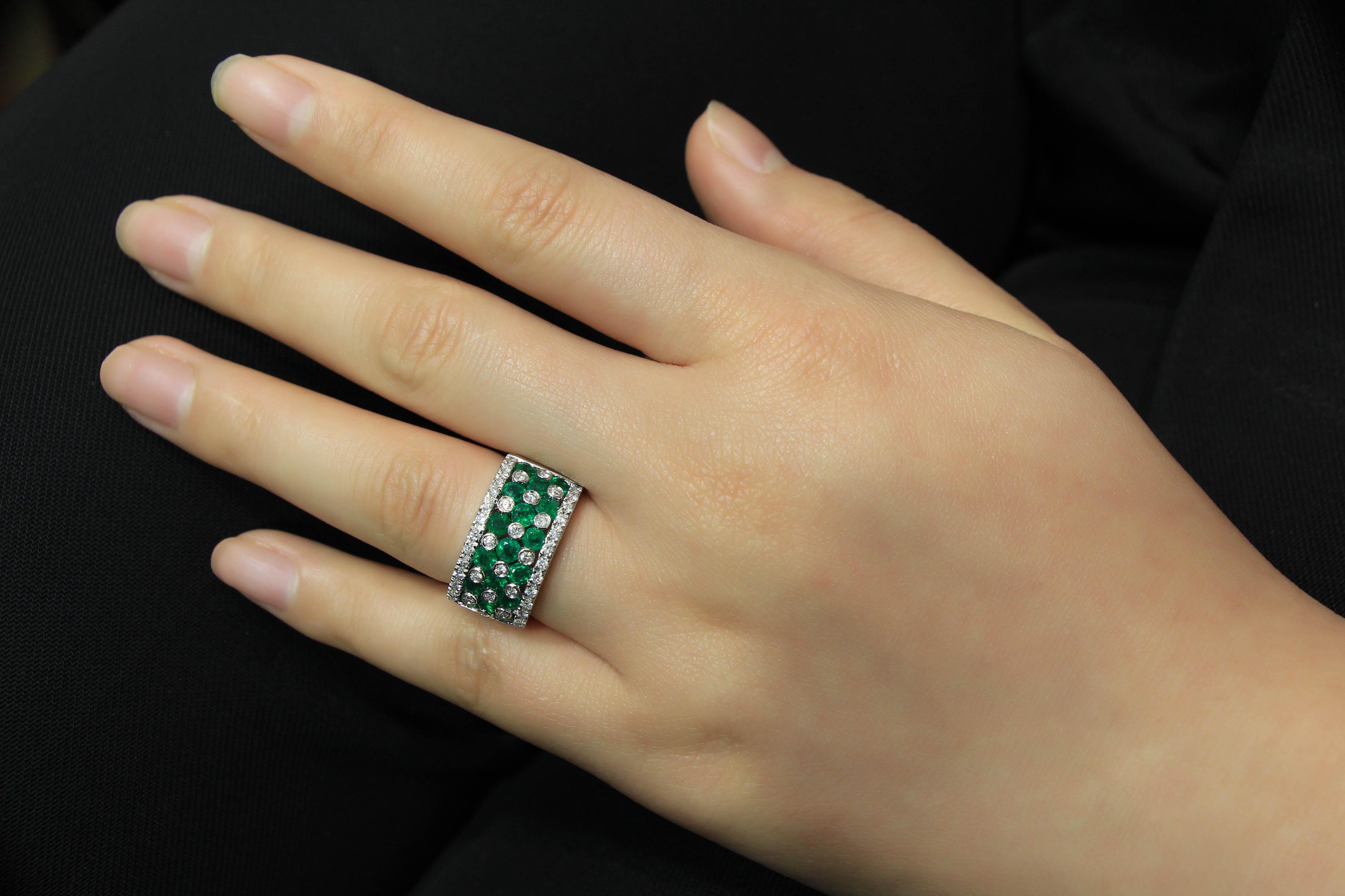 18 Karat White Gold Emerald and Diamond Ring In New Condition For Sale In Macau, MO