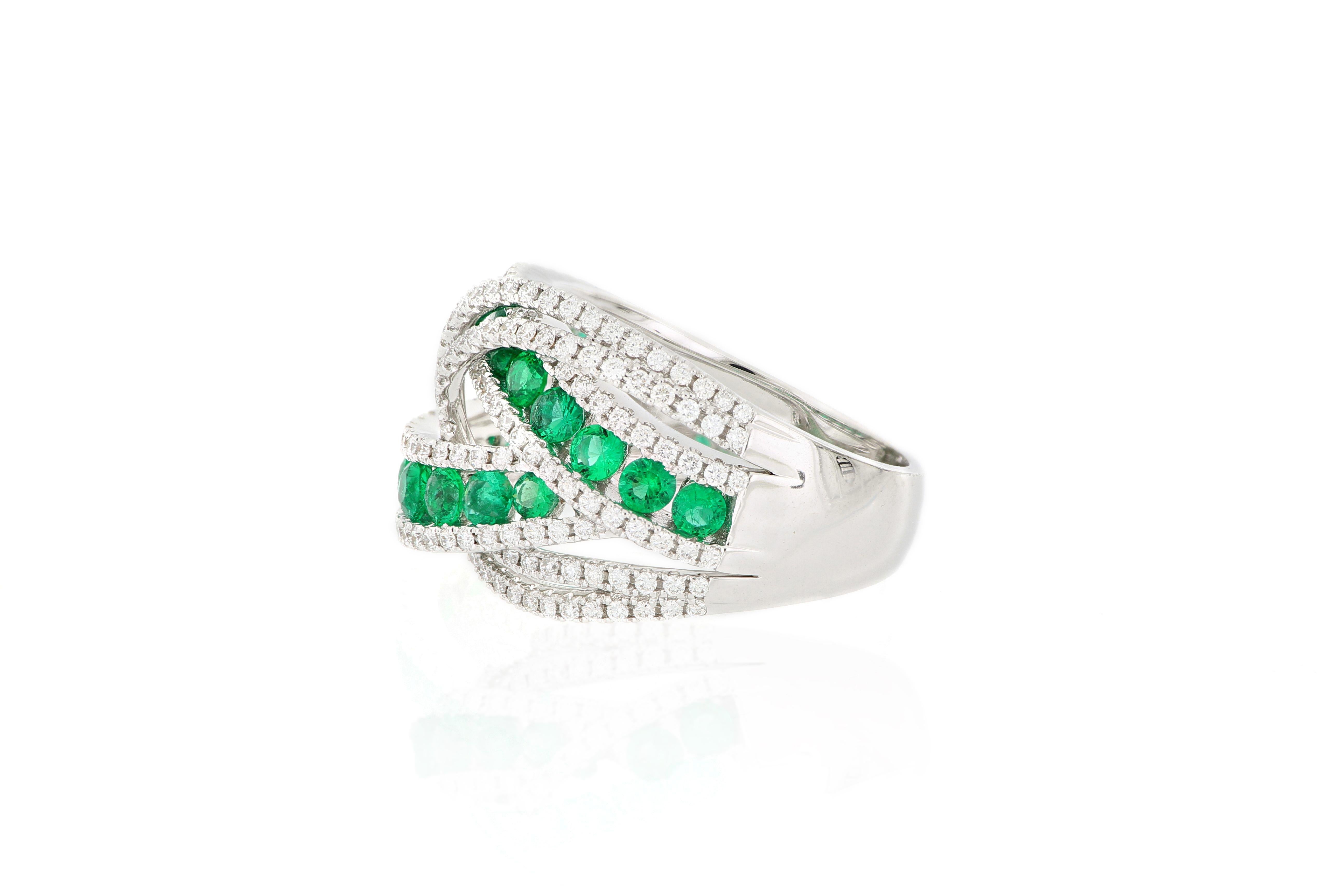 18 Karat White Gold Emerald and Diamond Ring In New Condition For Sale In Macau, MO