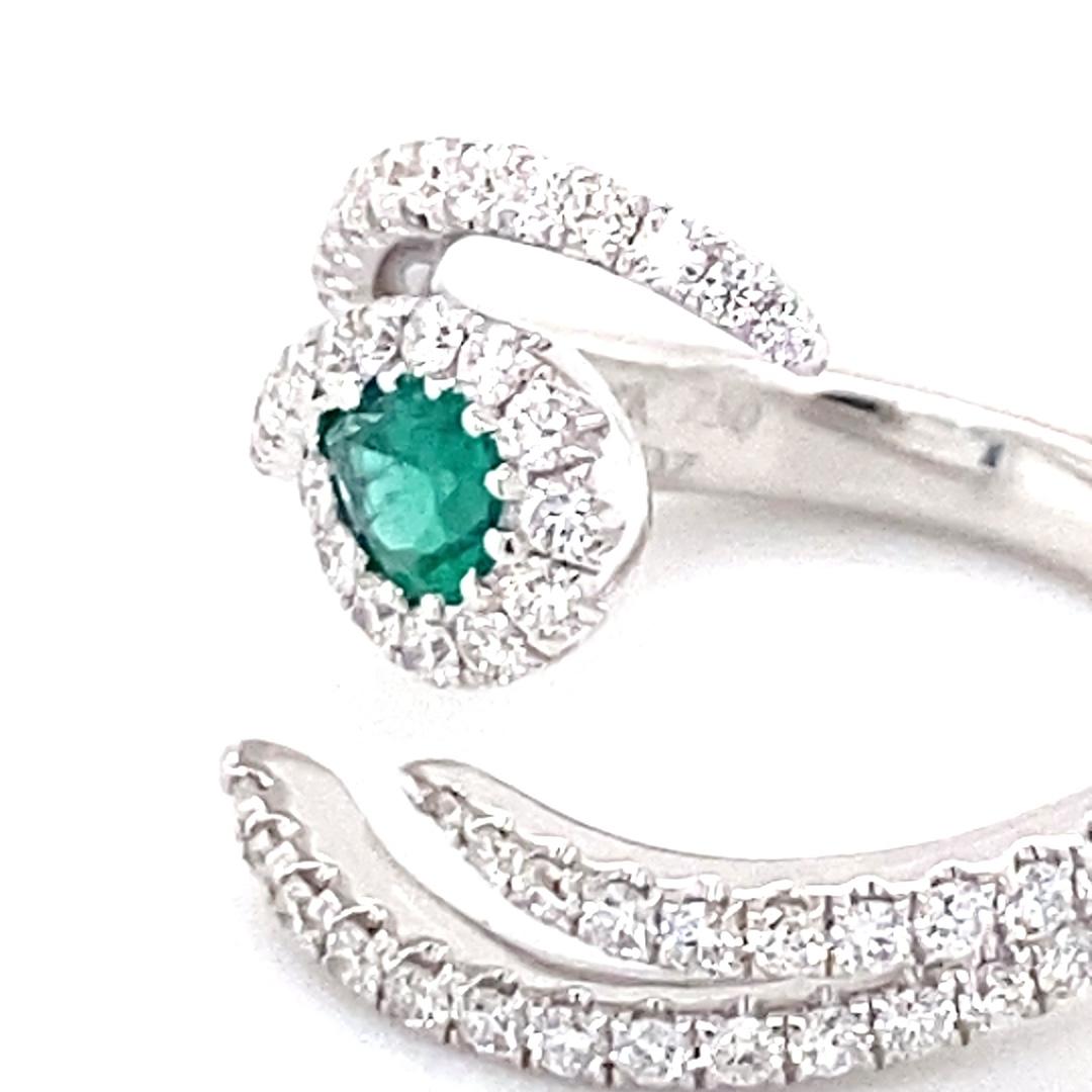 Women's or Men's 18 Karat White Gold Emerald and Diamond Ring For Sale