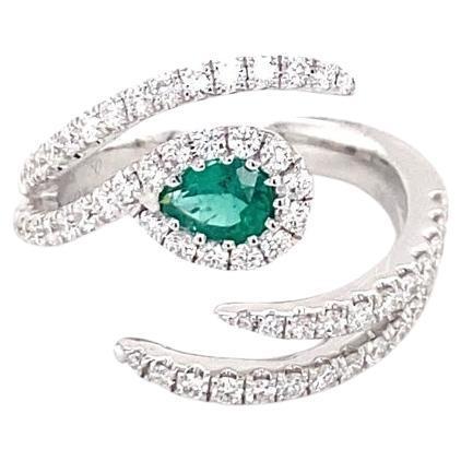 18 Karat White Gold Emerald and Diamond Ring For Sale