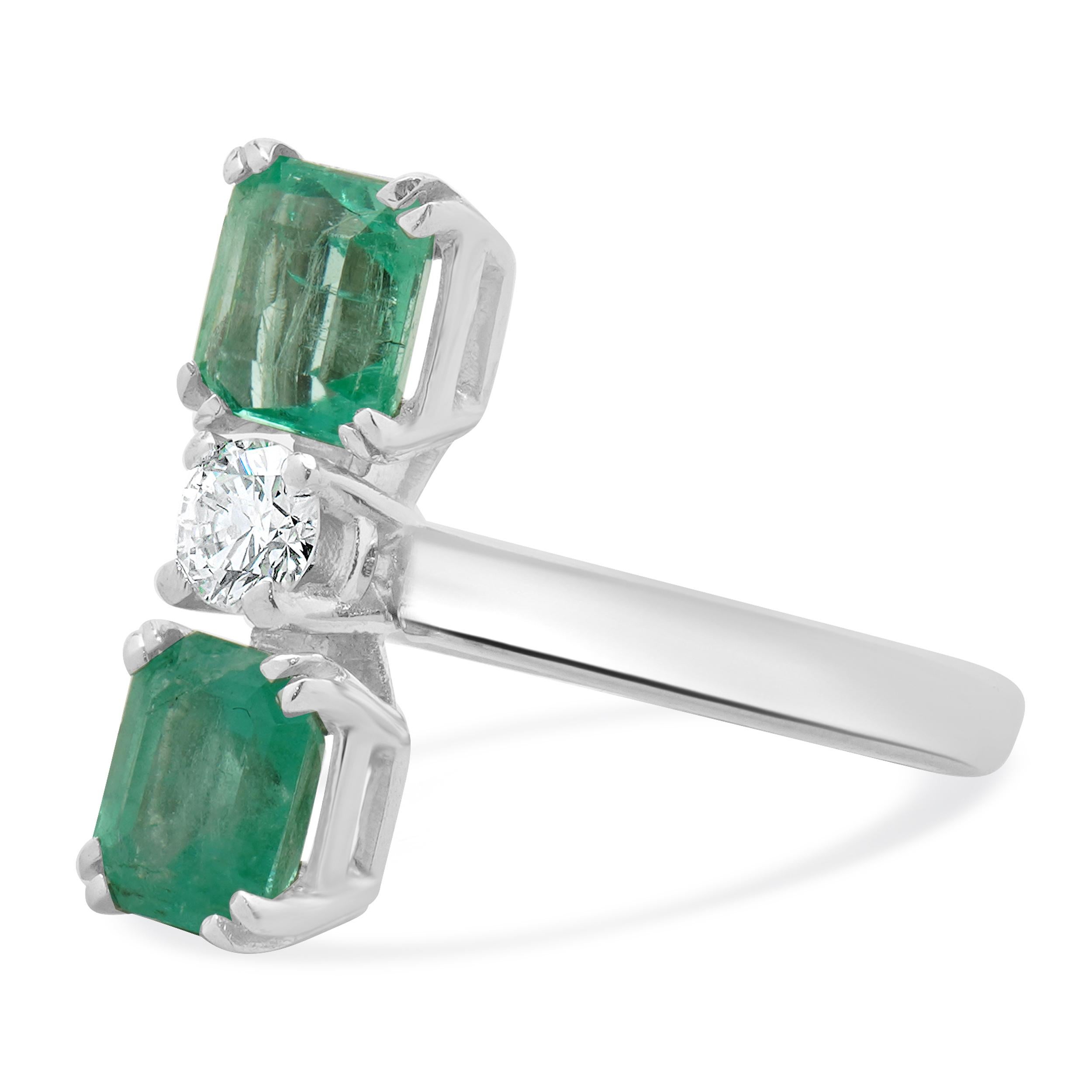 Designer: kundenspezifisch
MATERIAL: 18K Weißgold
Diamant: runder Brillantschliff = 0,25ct
Farbe: G
Klarheit: VS2
Smaragd: 2 Smaragdschliff = 1,80cttw
Ringgröße: 7.5 (bitte erlauben Sie zwei zusätzliche Versandtage für Größenanfragen) 
Gewicht: 5.24
