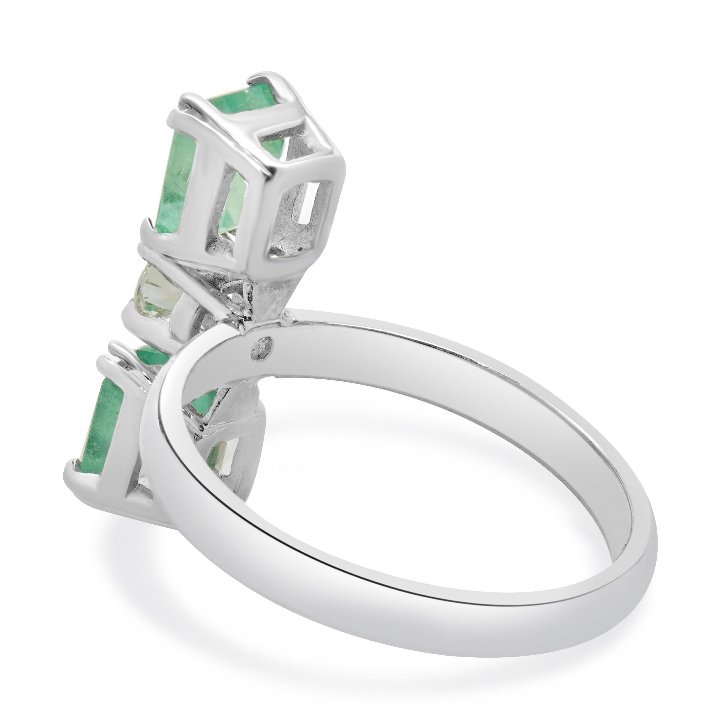 18 Karat Weißgold Stapelring mit drei Steinen, Smaragd und Diamant (Rundschliff) im Angebot