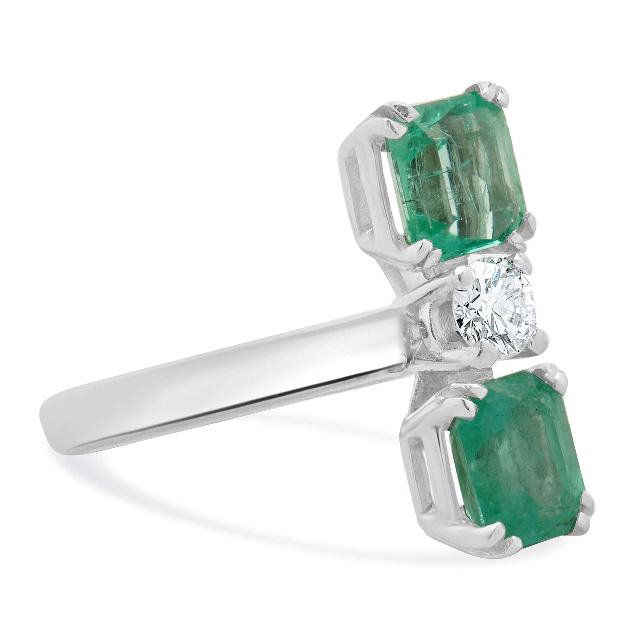 18 Karat Weißgold Stapelring mit drei Steinen, Smaragd und Diamant im Zustand „Hervorragend“ im Angebot in Scottsdale, AZ