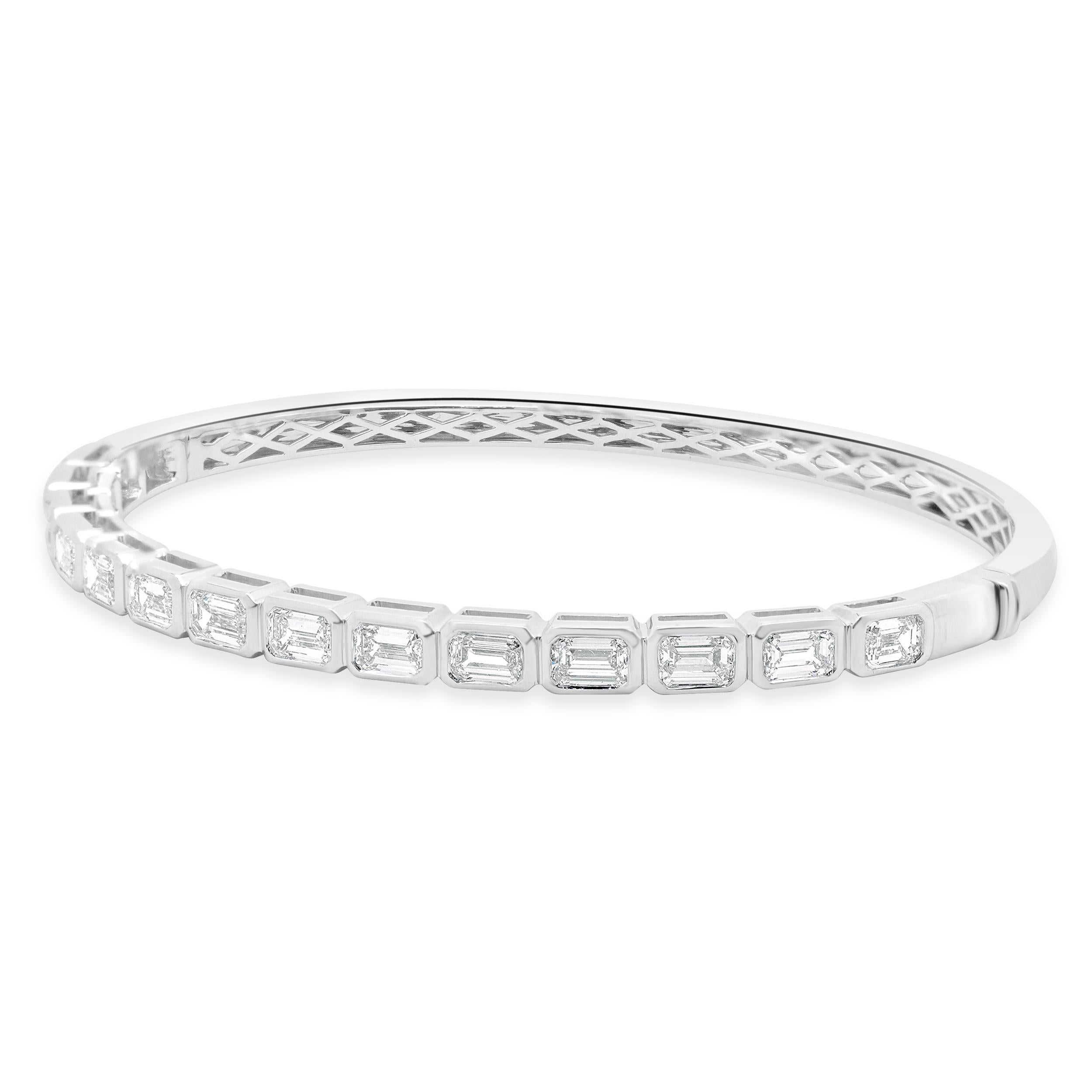 Diseñador: diseño personalizado
Material: oro blanco de 18 quilates
Diamante: 14 talla esmeralda = 3,50ctw
Color: G / H
Claridad: VS2-SI1
Dimensiones: la pulsera se ajusta a una muñeca de hasta 7.5 pulgadas
Peso: 12.45 gramos
