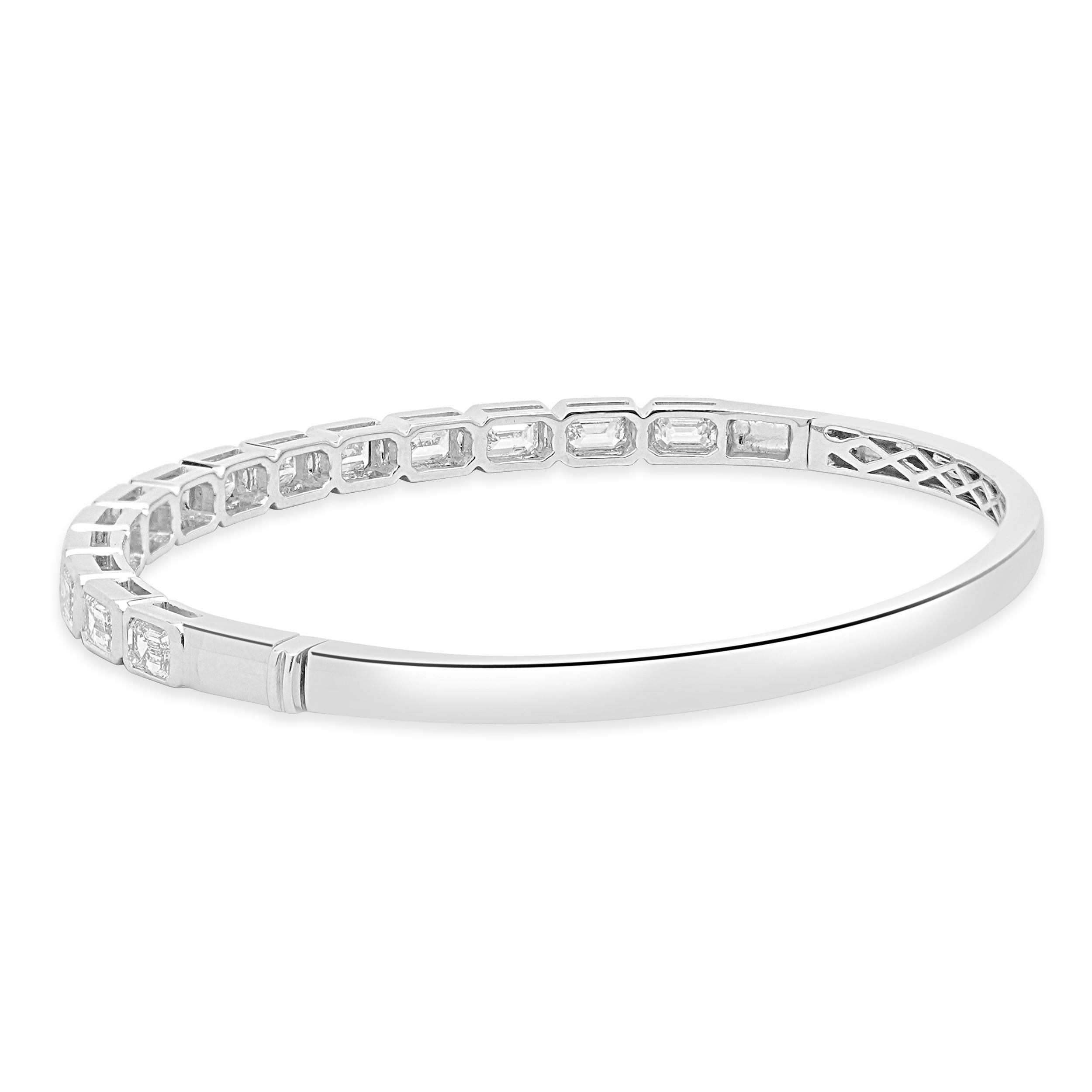 Pulsera de oro blanco de 18 quilates con diamantes talla esmeralda engastados en bisel Corte esmeralda en venta