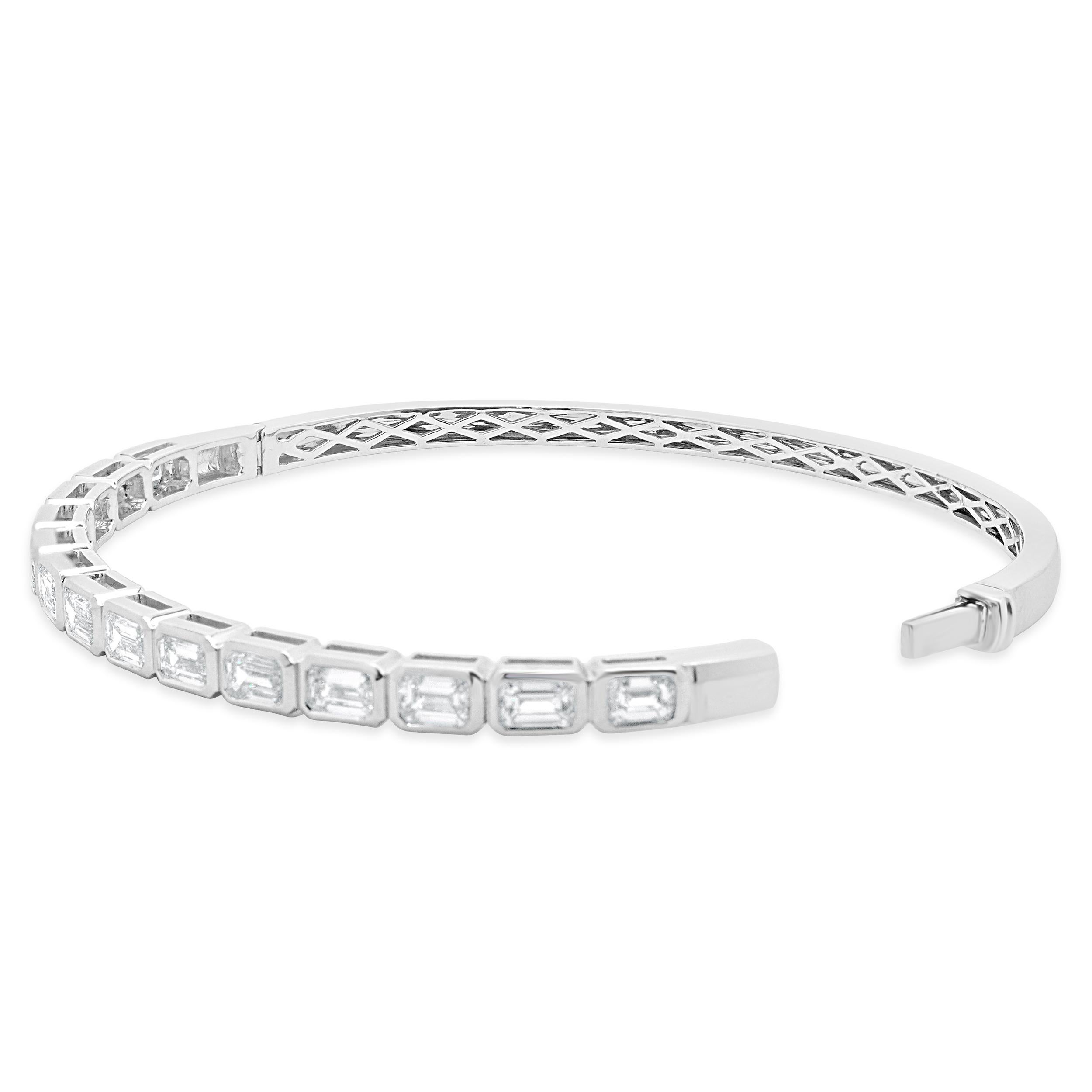 Pulsera de oro blanco de 18 quilates con diamantes talla esmeralda engastados en bisel en Excelente estado para la venta en Scottsdale, AZ