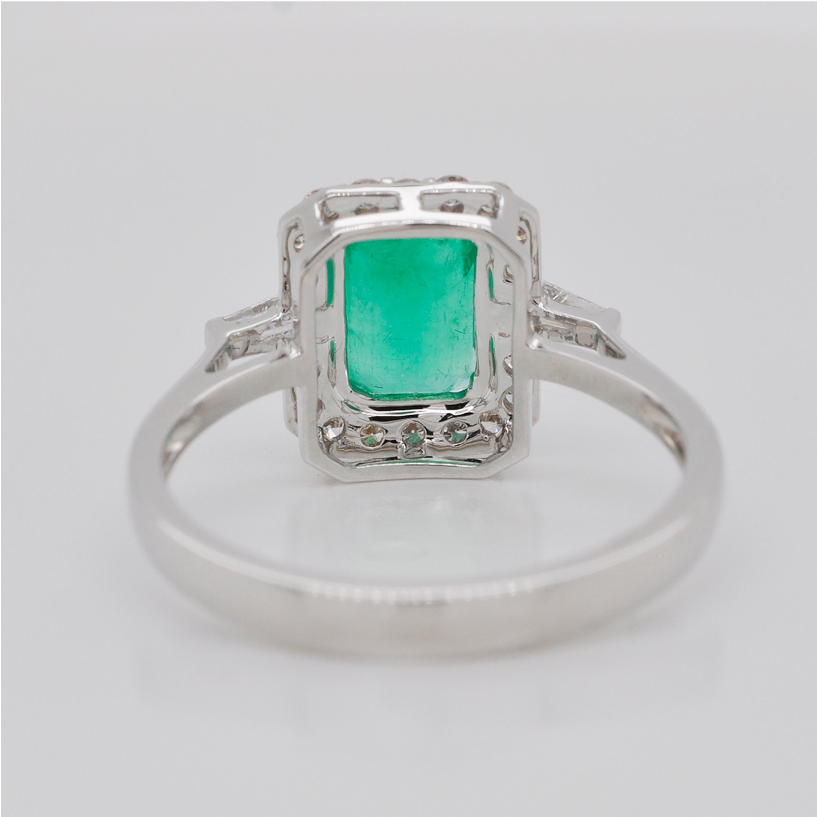 18 Karat White Gold Emerald Cut Colombian Emerald Diamond Contemporary Ring For Sale 6