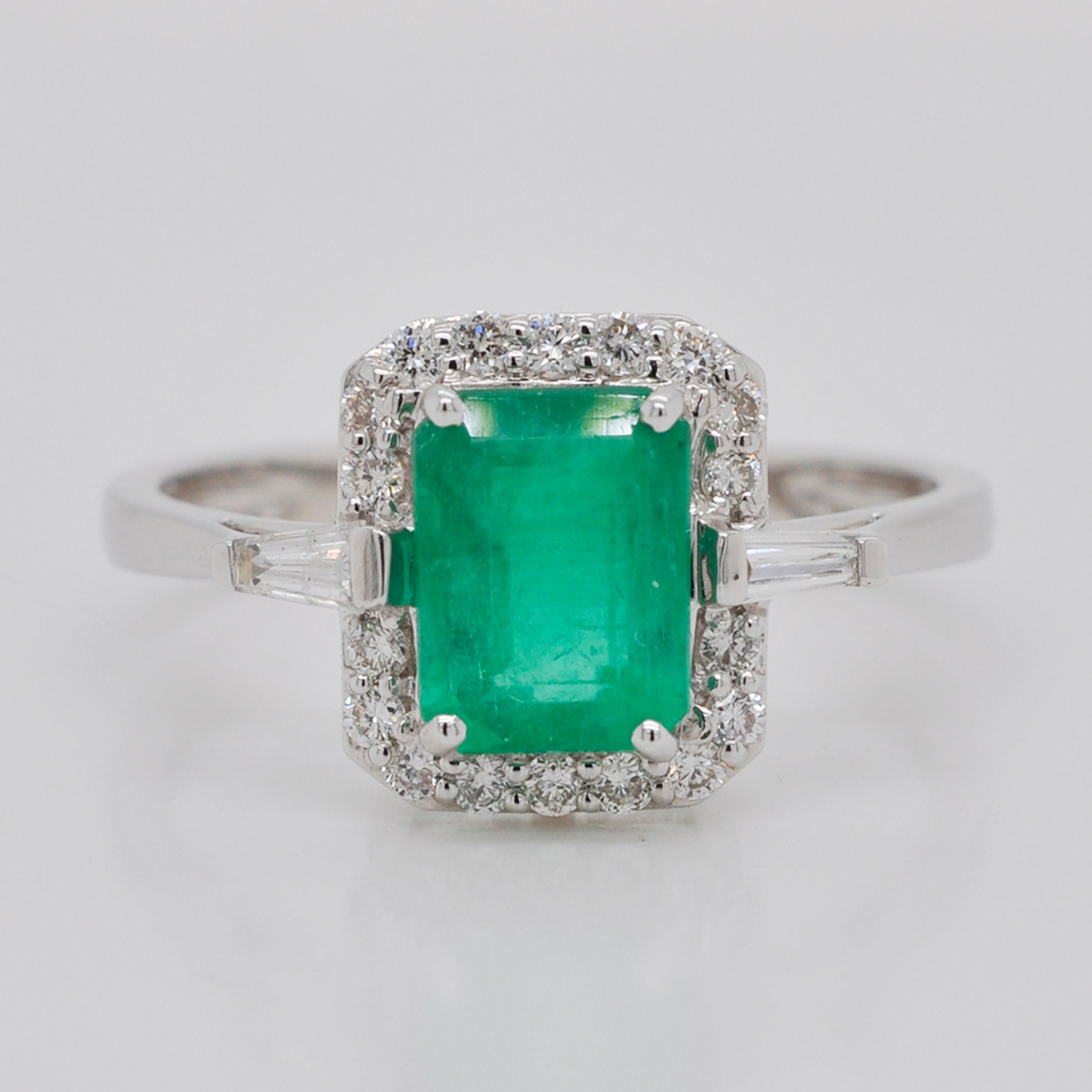 18 Karat White Gold Emerald Cut Colombian Emerald Diamond Contemporary Ring For Sale 8