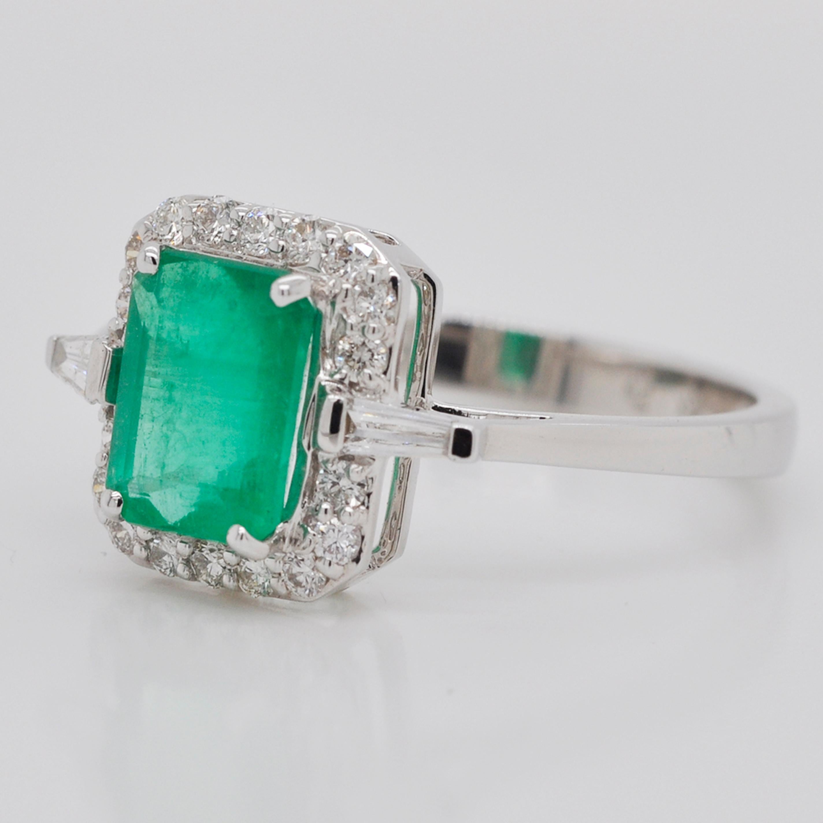 18 Karat White Gold Emerald Cut Colombian Emerald Diamond Contemporary Ring For Sale 9