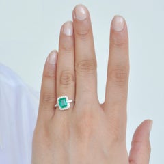 18 Karat White Gold Emerald Cut Colombian Emerald Diamond Contemporary Ring