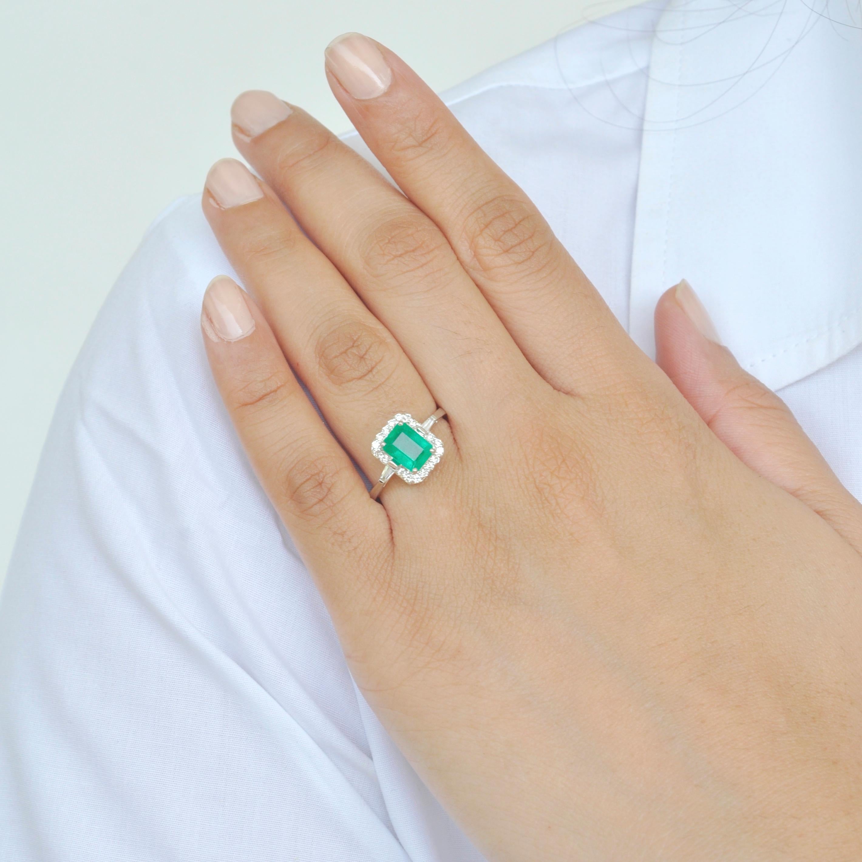 18 Karat White Gold Emerald Cut Colombian Emerald Diamond Contemporary Ring For Sale 1