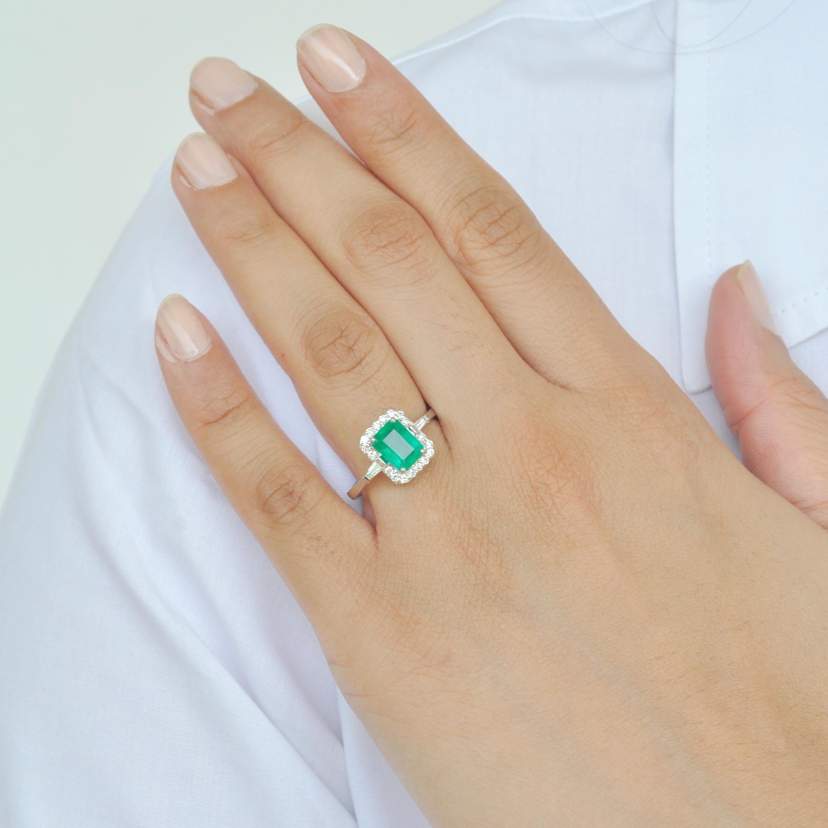 18 Karat White Gold Emerald Cut Colombian Emerald Diamond Contemporary Ring For Sale 2