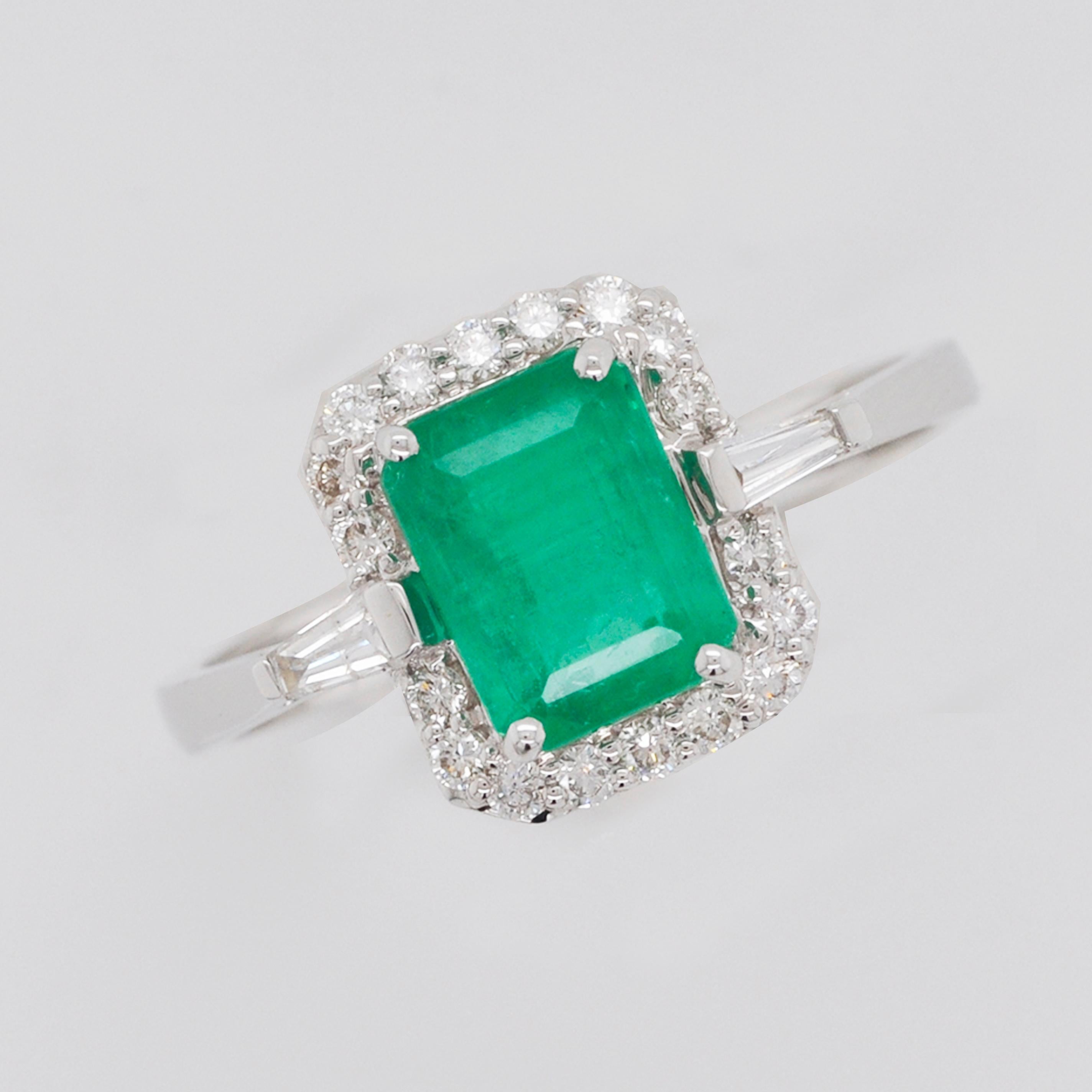 18 Karat White Gold Emerald Cut Colombian Emerald Diamond Contemporary Ring For Sale 3
