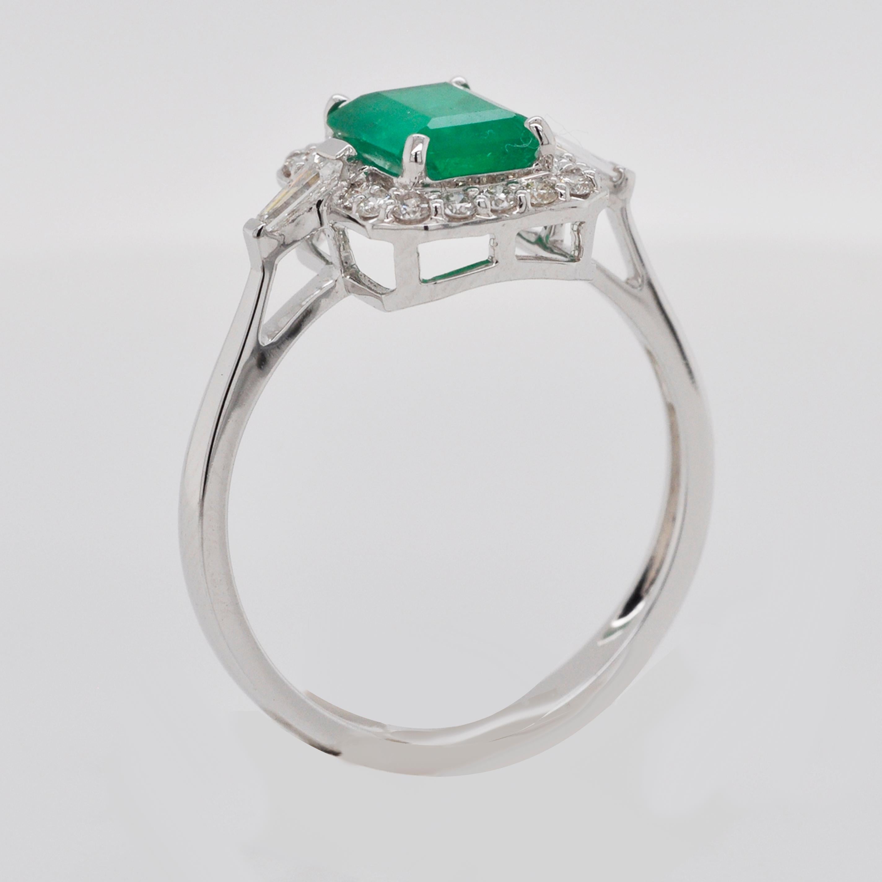18 Karat White Gold Emerald Cut Colombian Emerald Diamond Contemporary Ring For Sale 4